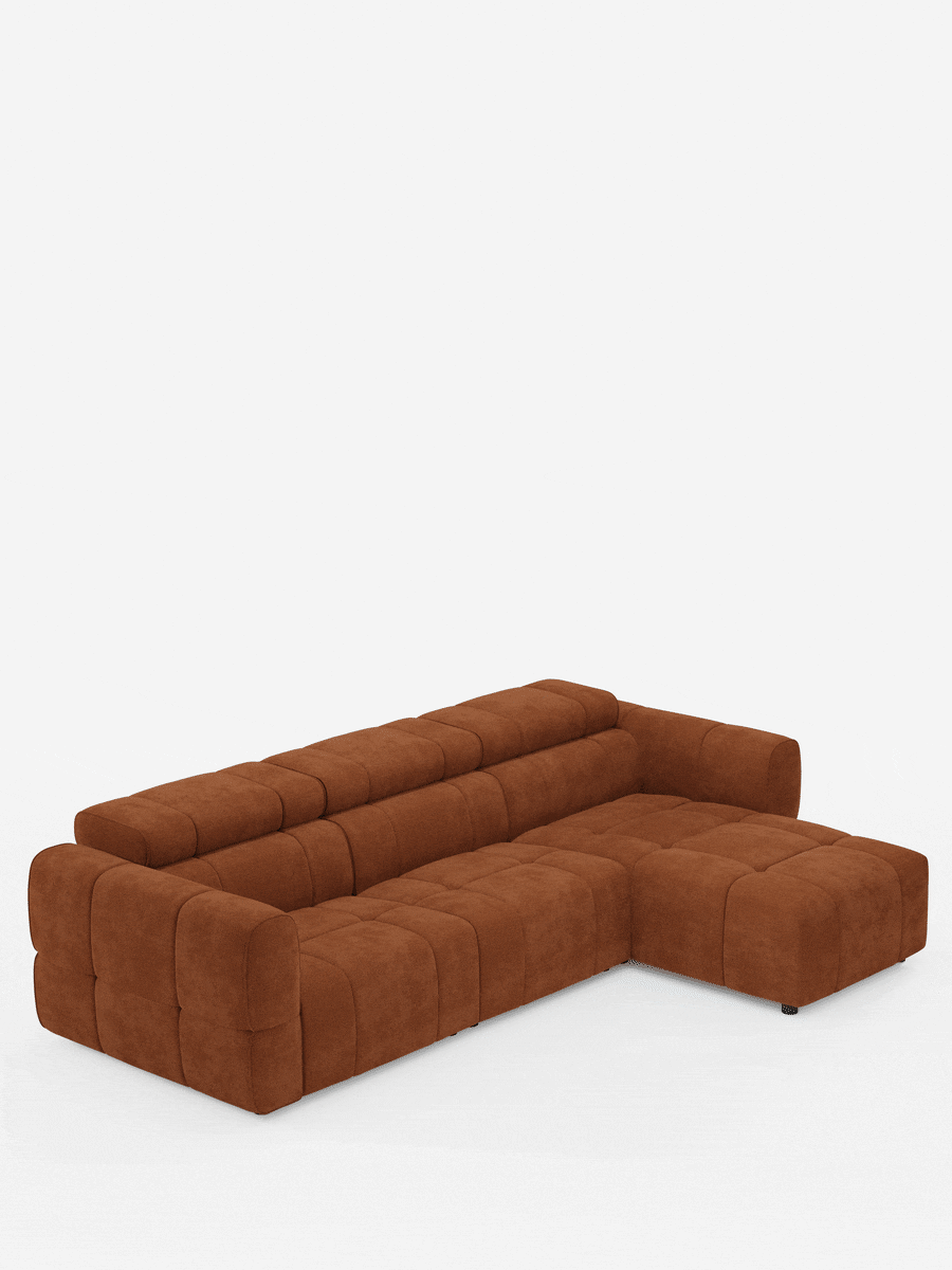 Giotto, divano angolare modulare a 5 posti da 296 cm con penisola e funzione relax elettrica opzionale, rivestito in tessuto smacchiabile T23, un divano angolare modulare a cinque posti color terracotta, caratterizzato da un design squadrato con trapuntatura a griglia e da una chaise longue sul lato destro.
