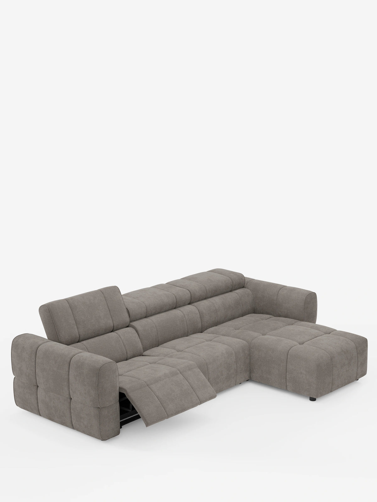 Il divano angolare modulare Giotto a 5 posti da 296 cm con penisola e funzione relax elettrica opzionale, rivestito in tessuto smacchiabile T23 color taupe, è un divano angolare modulare a cinque posti con superficie trapuntata, poggiatesta regolabile e chaise longue sul lato sinistro.