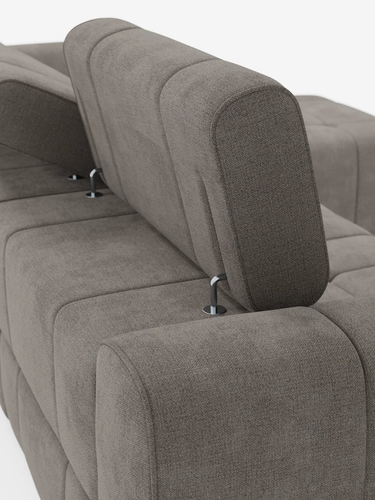 Un divano angolare modulare Giotto color taupe a 5 posti, lungo 296 cm, con penisola e funzione relax elettrica opzionale, rivestito in tessuto antimacchia T23, visto da dietro, che mette in risalto i poggiatesta regolabili su structure in argento lucido su uno sfondo bianco.