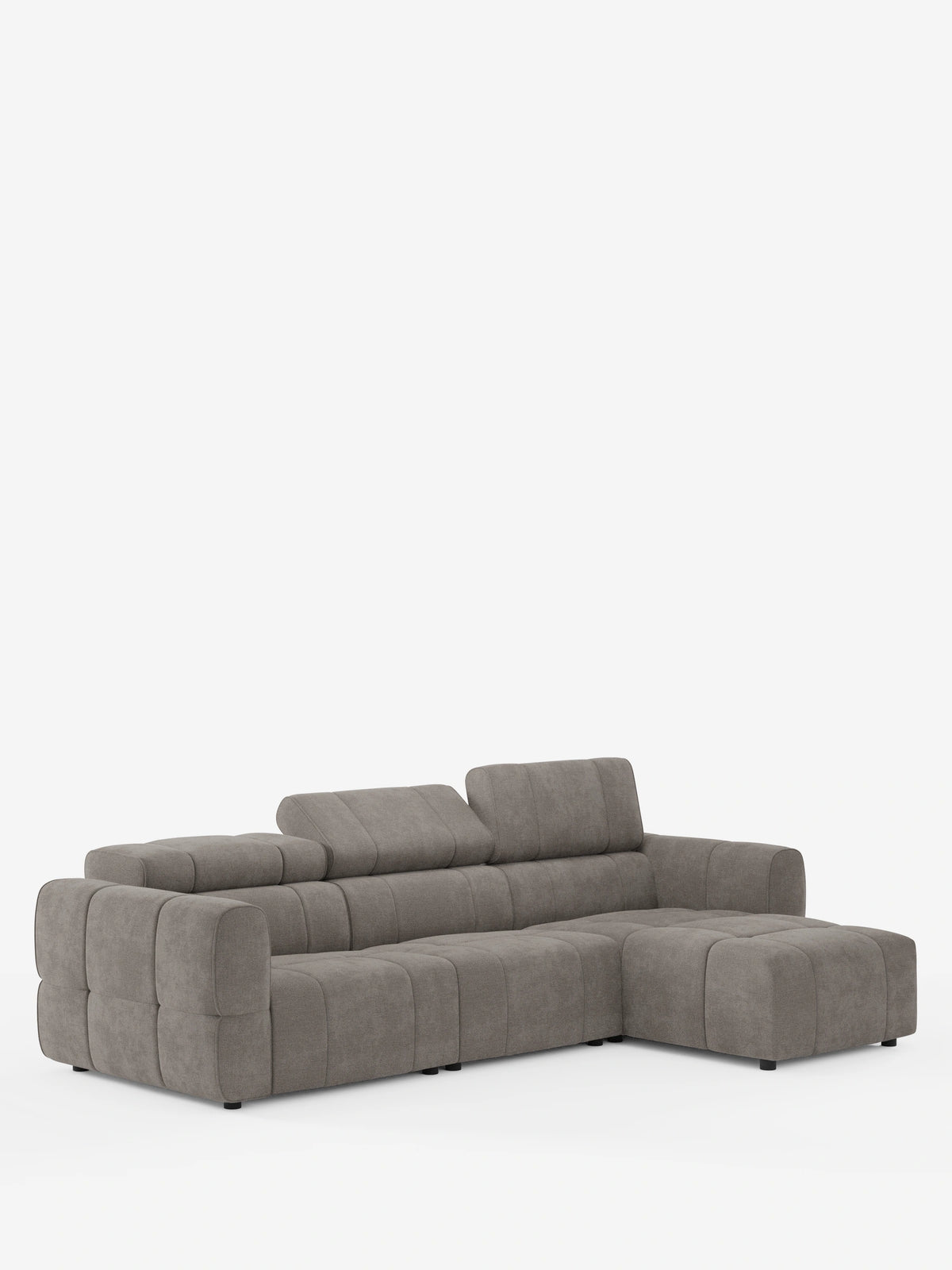 Giotto, divano angolare modulare a 5 posti da 296 cm con penisola e funzione relax elettrica opzionale, in tessuto smacchiabile T23: un divano angolare modulare color taupe dal design slanciato, con cuscini trapuntati, braccioli bassi e una chaise longue estesa sul lato destro.