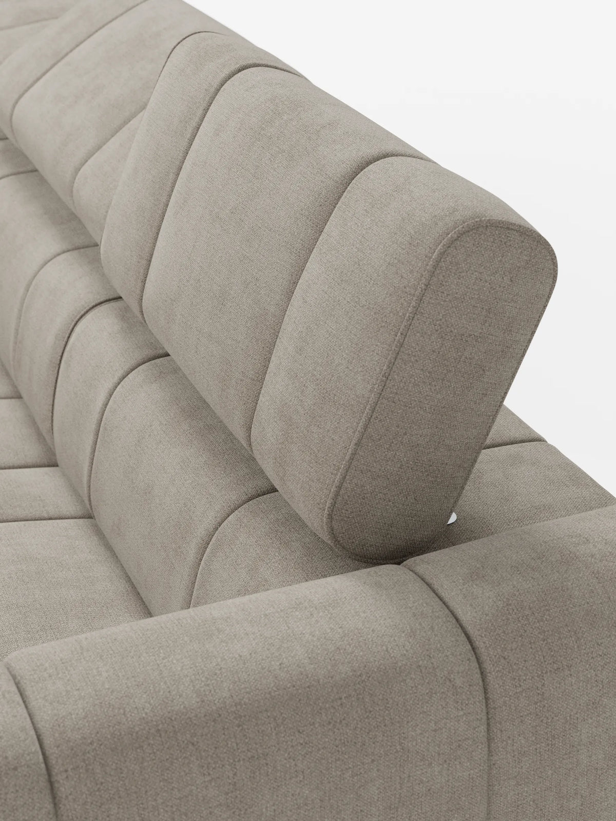 Un divano angolare modulare Giotto beige a 5 posti da 296 cm con penisola e funzione relax elettrica opzionale, rivestito in tessuto antimacchia T23, con poggiatesta regolabile, tessuto a trama e pannelli con cuciture verticali su sfondo bianco.