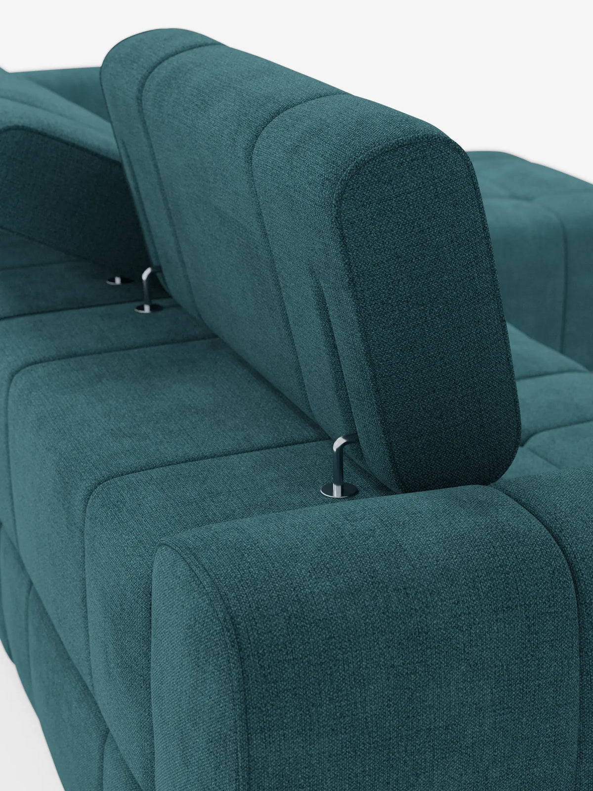 Un primo piano del divano angolare modulare Giotto color verde acqua a 5 posti, lungo 296 cm, con penisola e funzione relax elettrica opzionale, rivestito in tessuto antimacchia T23, che mette in risalto lo schienale regolabile, i supporti metallici e il tessuto testurizzato su uno sfondo chiaro.