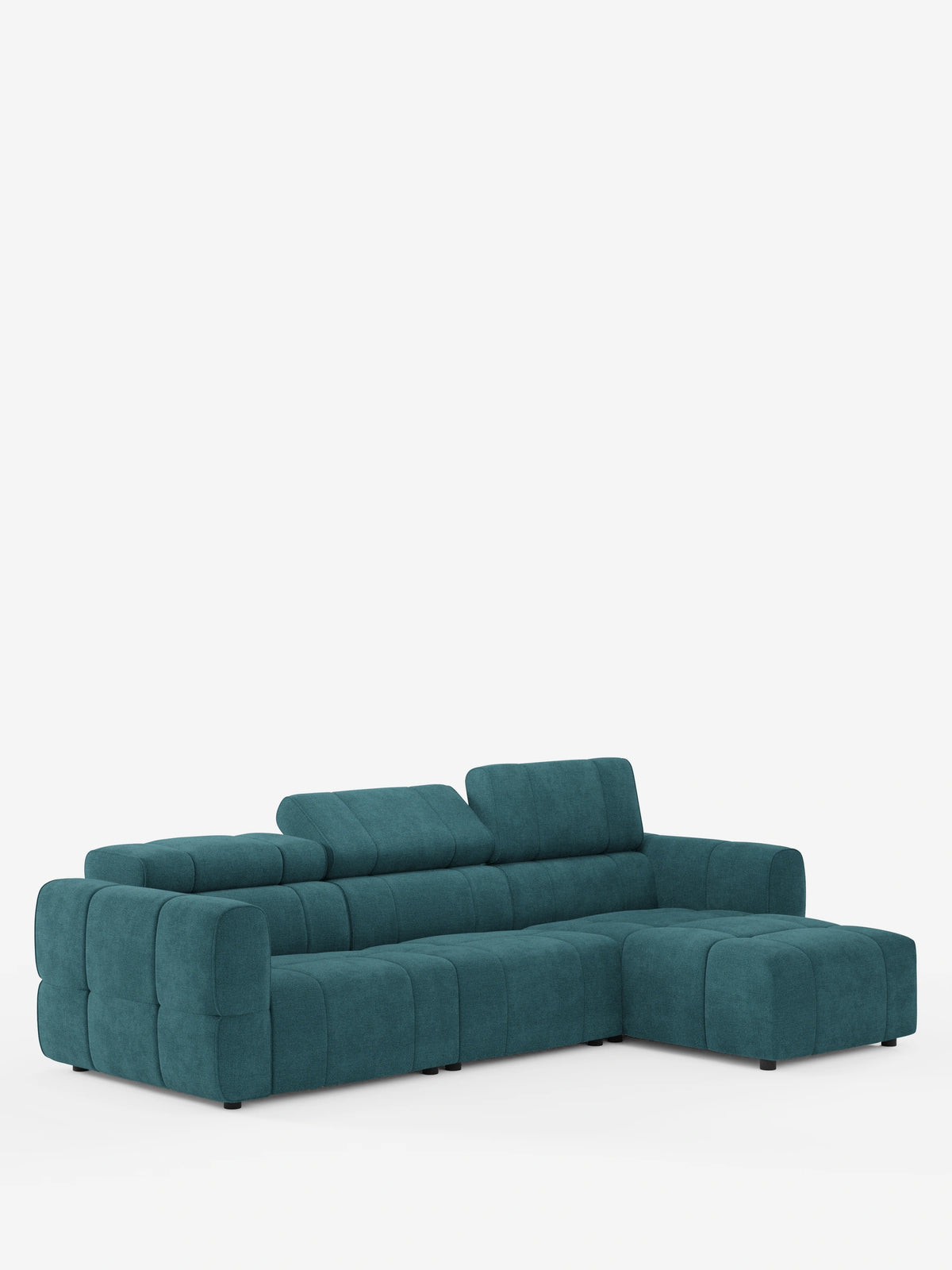 Un divano angolare modulare Giotto color verde acqua a 5 posti, lungo 296 cm, con penisola e funzione relax elettrica opzionale, rivestito in tessuto antimacchia T23, caratterizzato da una chaise longue a destra, tessuto testurizzato, cuscini trapuntati e poggiatesta regolabili su sfondo bianco.