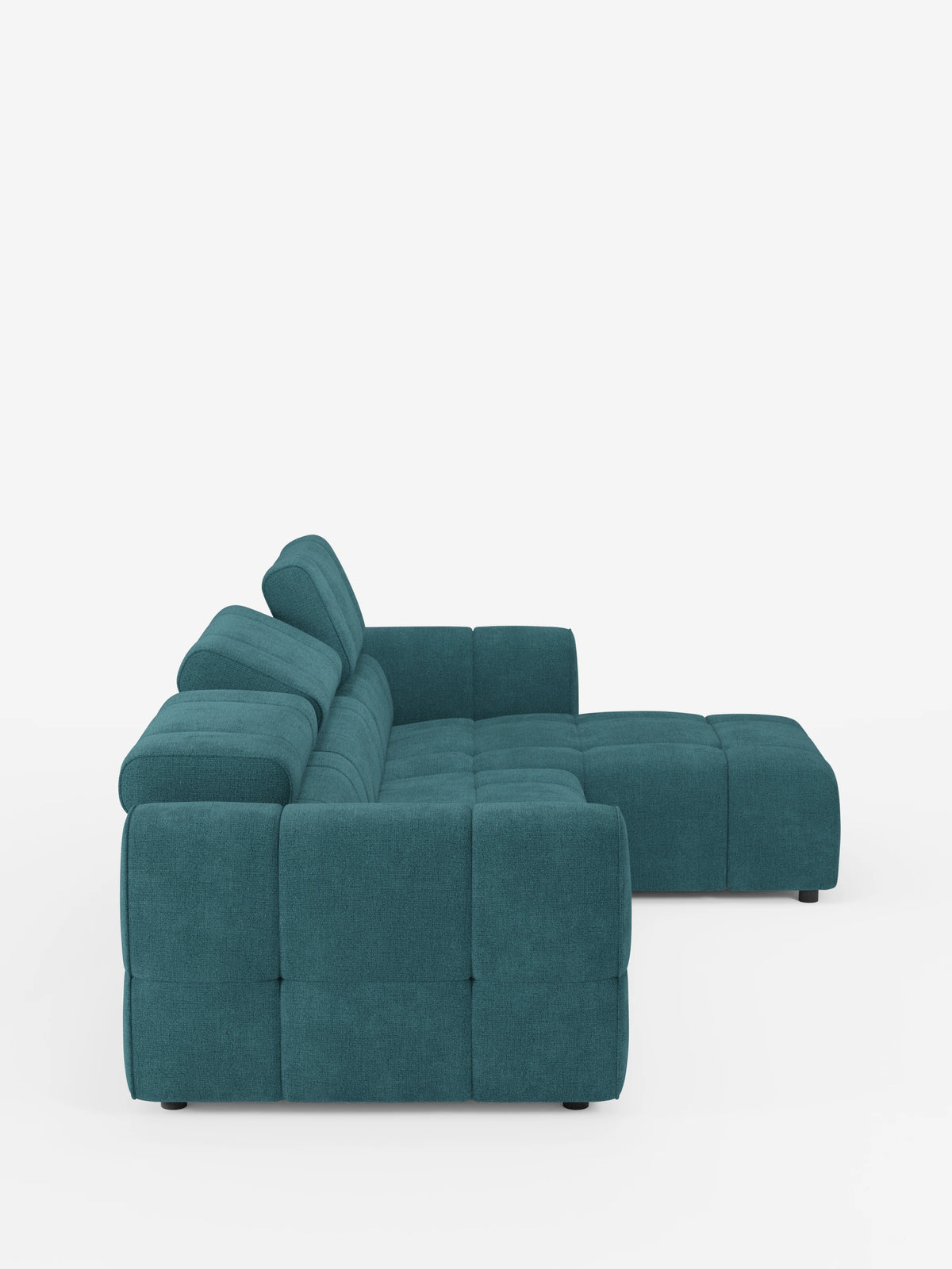 Il divano angolare modulare Giotto a 5 posti da 296 cm con penisola e funzione relax elettrica opzionale, rivestito in tessuto smacchiabile T23, è un divano componibile color verde acqua dotato di chaise longue, seduta trapuntata, braccioli squadrati, poggiatesta regolabili e piedini bassi di colore scuro.