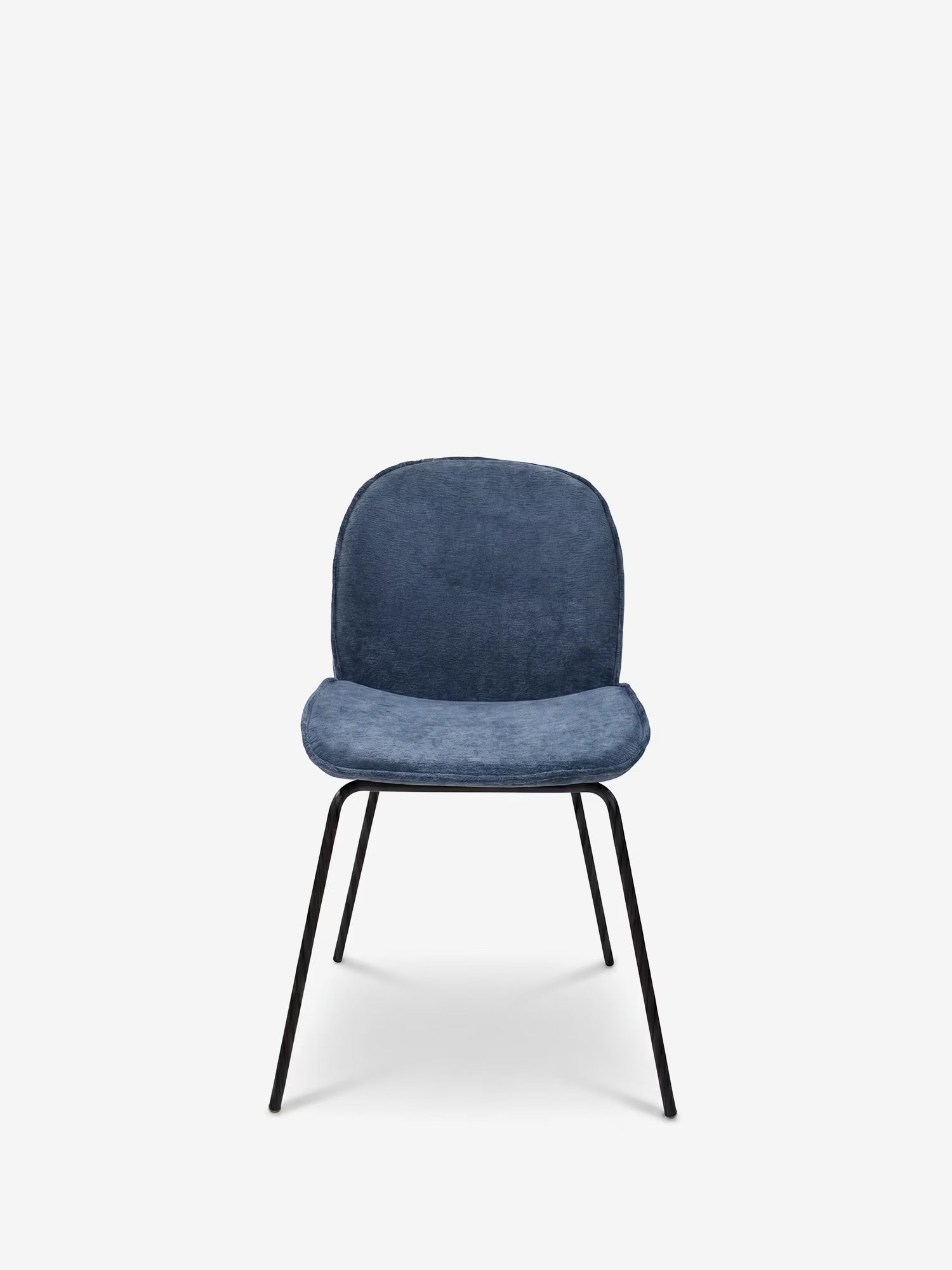 La sedia imbottita Iride di Divani.Store presenta una seduta e uno schienale in tessuto blu morbido al tatto, con una struttura sottile in metallo nero, messa in risalto su uno sfondo bianco a tinta unita per sottolinearne il design moderno e minimalista.