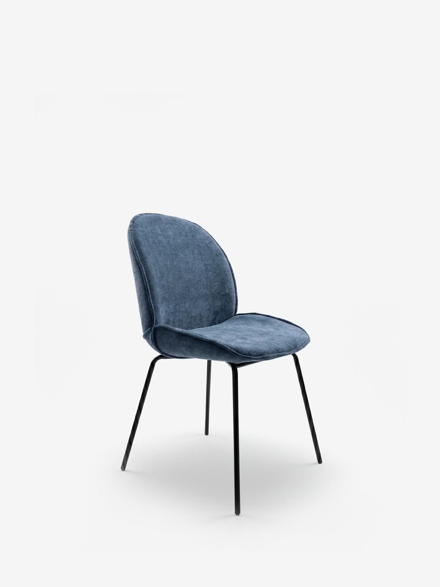 La sedia imbottita Iride di Divani.Store presenta uno schienale e una seduta curvi e imbottiti in tessuto materico blu, con sottili gambe in metallo nero, che creano un look semplice ed elegante su uno sfondo bianco a tinta unita.