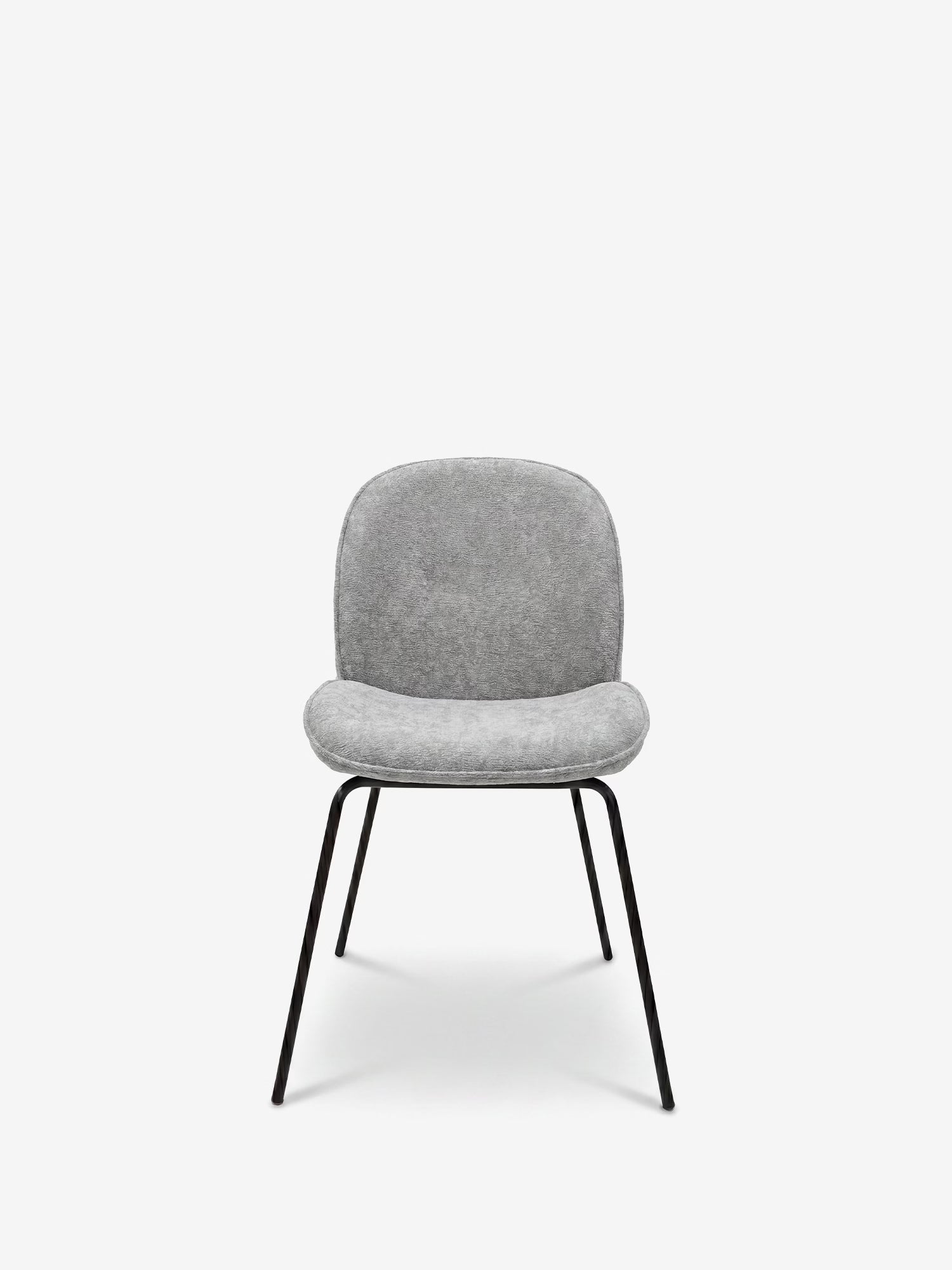 La sedia Iride di Divani.Store presenta una seduta e uno schienale arrotondati e imbottiti, rivestiti in morbido tessuto materico grigio chiaro, con una struttura in metallo nero, che le conferiscono un look minimalista che risalta su qualsiasi sfondo bianco.