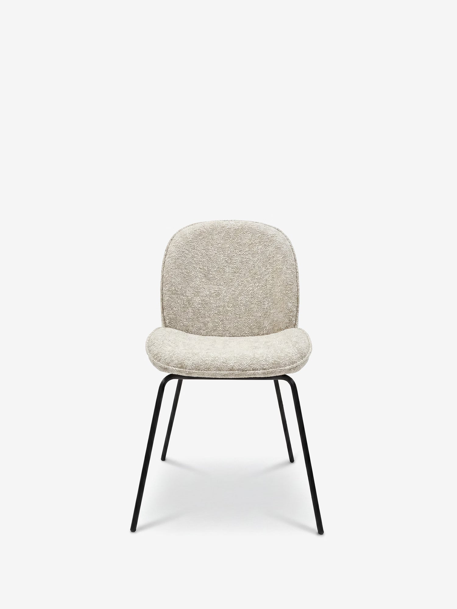 La sedia imbottita Iride di Divani.Store è caratterizzata da un tessuto beige morbido al tatto, da uno schienale e una seduta arrotondati e da sottili gambe in metallo nero. Il suo design minimalista e moderno la rende una perfetta sedia imbottita moderna su qualsiasi sfondo neutro.