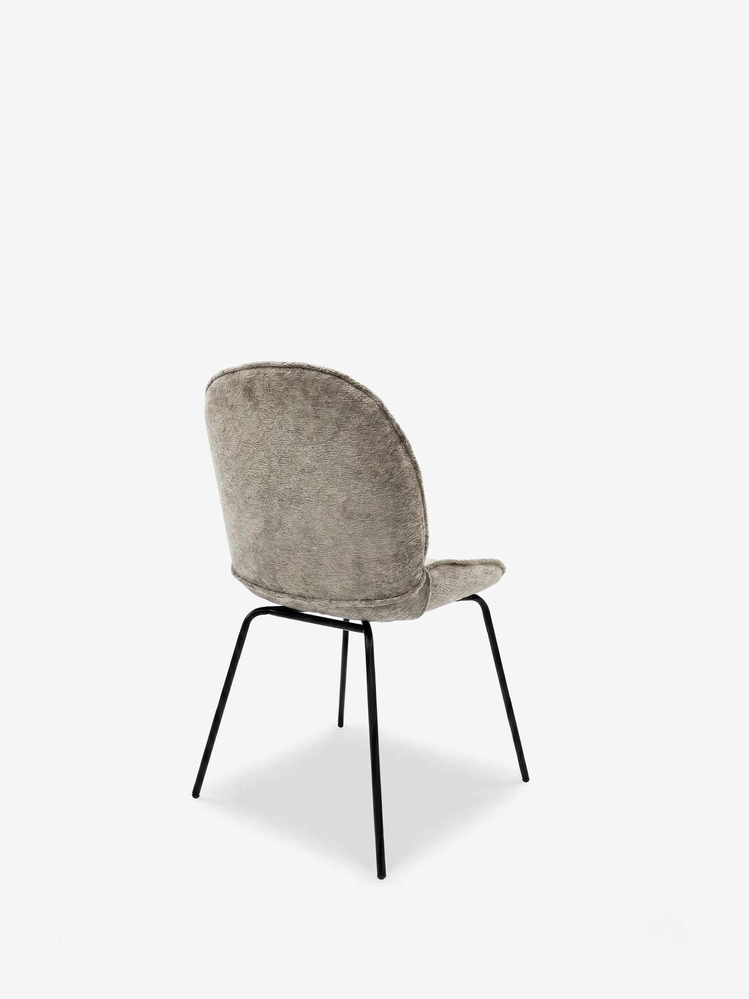 La sedia imbottita Iride di Divani.Store presenta schienale e seduta arrotondati e rivestiti in morbido tessuto grigio testurizzato, con quattro sottili gambe in metallo nero che si allargano verso l’esterno; nella foto è raffigurata vista da dietro su uno sfondo bianco a tinta unita.
