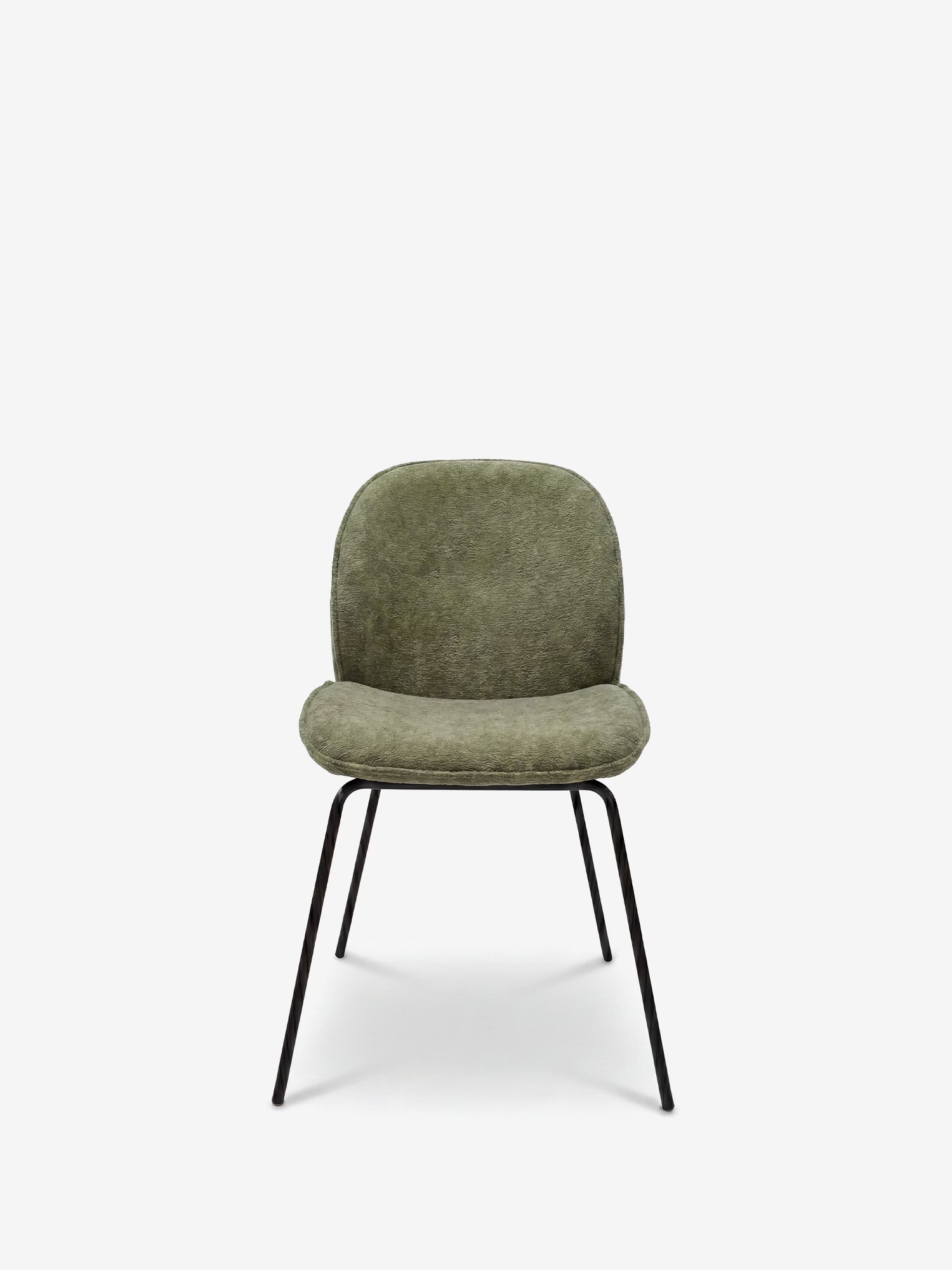 La sedia Iride, imbottita in morbido tessuto materico di Divani.Store, presenta schienale e seduta arrotondati di colore verde, sostenuti da sottili gambe in metallo nero, per un look minimalista e moderno che risalta sullo sfondo bianco.