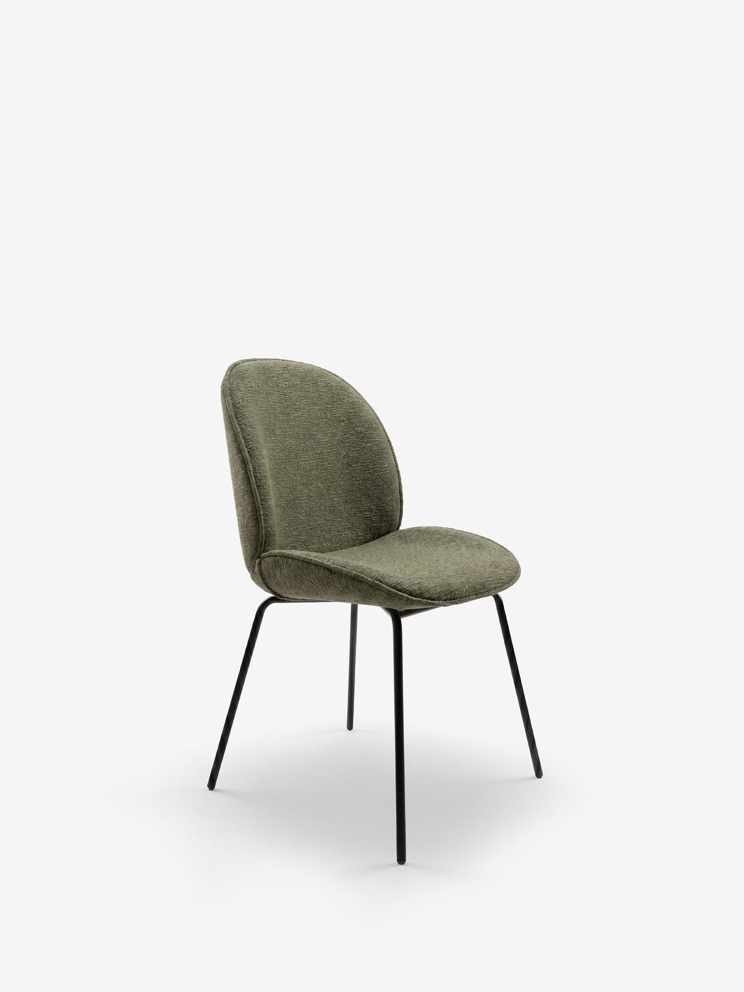 La sedia imbottita Iride di Divani.Store presenta una seduta e uno schienale arrotondati di colore verde oliva, rivestiti in morbido tessuto, poggianti su sottili gambe in metallo nero inclinate verso l’esterno, che conferiscono al mobile un aspetto minimalista e contemporaneo.