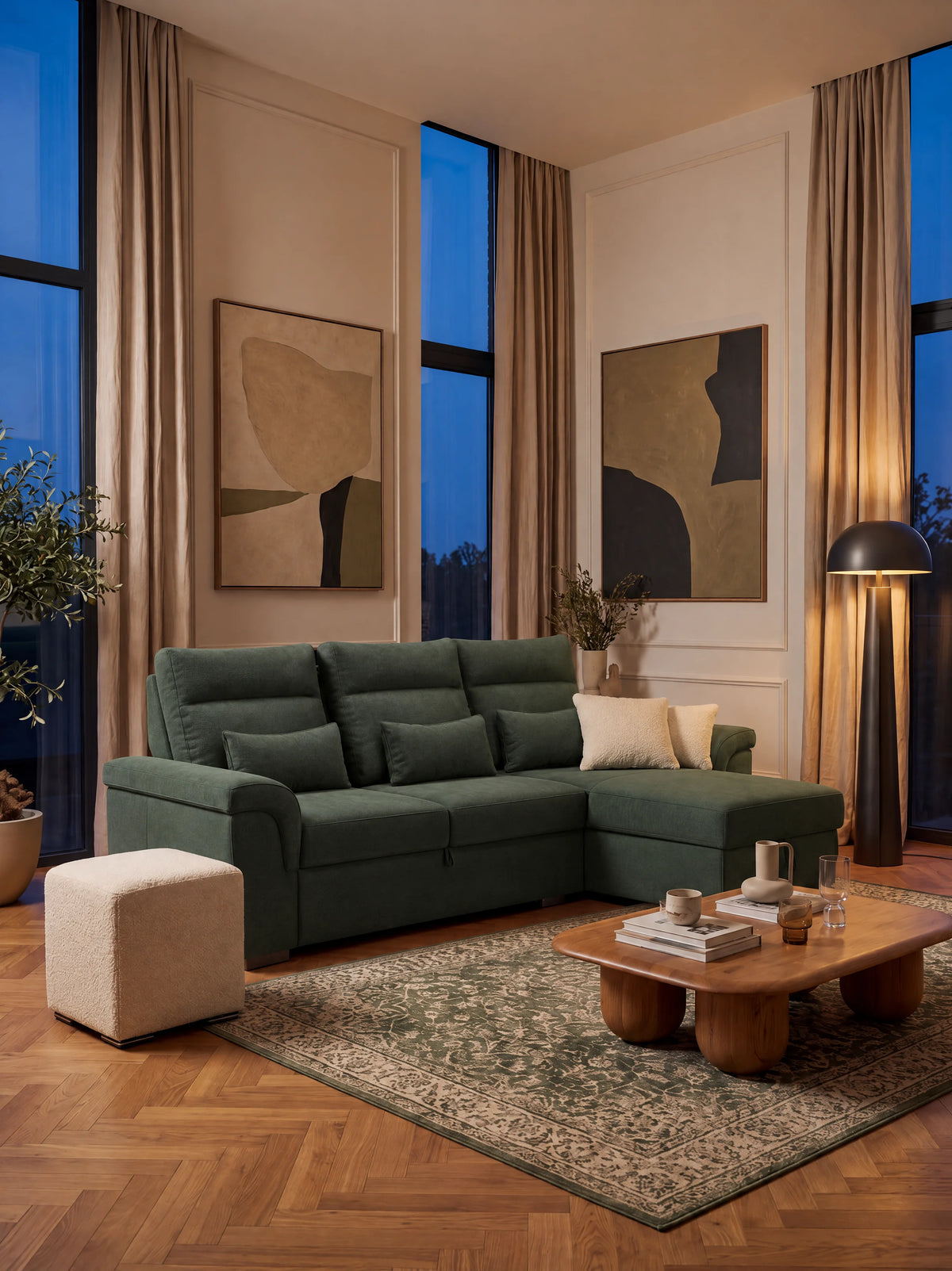 Un divano letto angolare Ischia con schienali scorrevoli, elemento estraibile e penisola contenitore in tessuto antimacchia misto lino color verde salvia è posizionato su un tappeto a motivi decorativi accanto a un tavolino da caffè in legno e a un pouf in un salotto moderno.