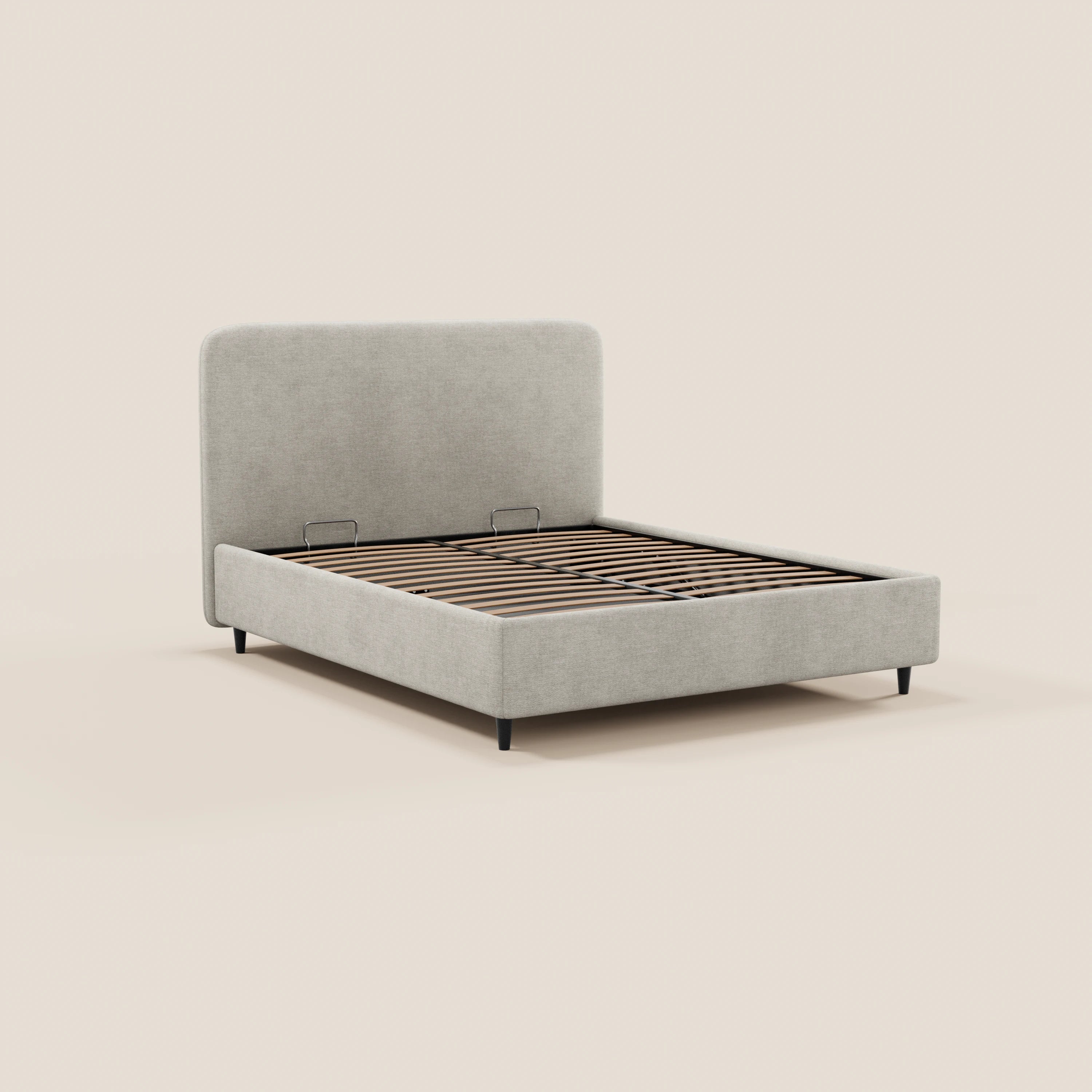 Il letto imbottito KAELOS minimal di Letti.store presenta una testiera arrotondata rivestita in ciniglia grigio chiaro, gambe alte nere e una base contenitore con doghe in legno a vista; è raffigurato senza materasso né biancheria da letto su uno sfondo bianco sporco.