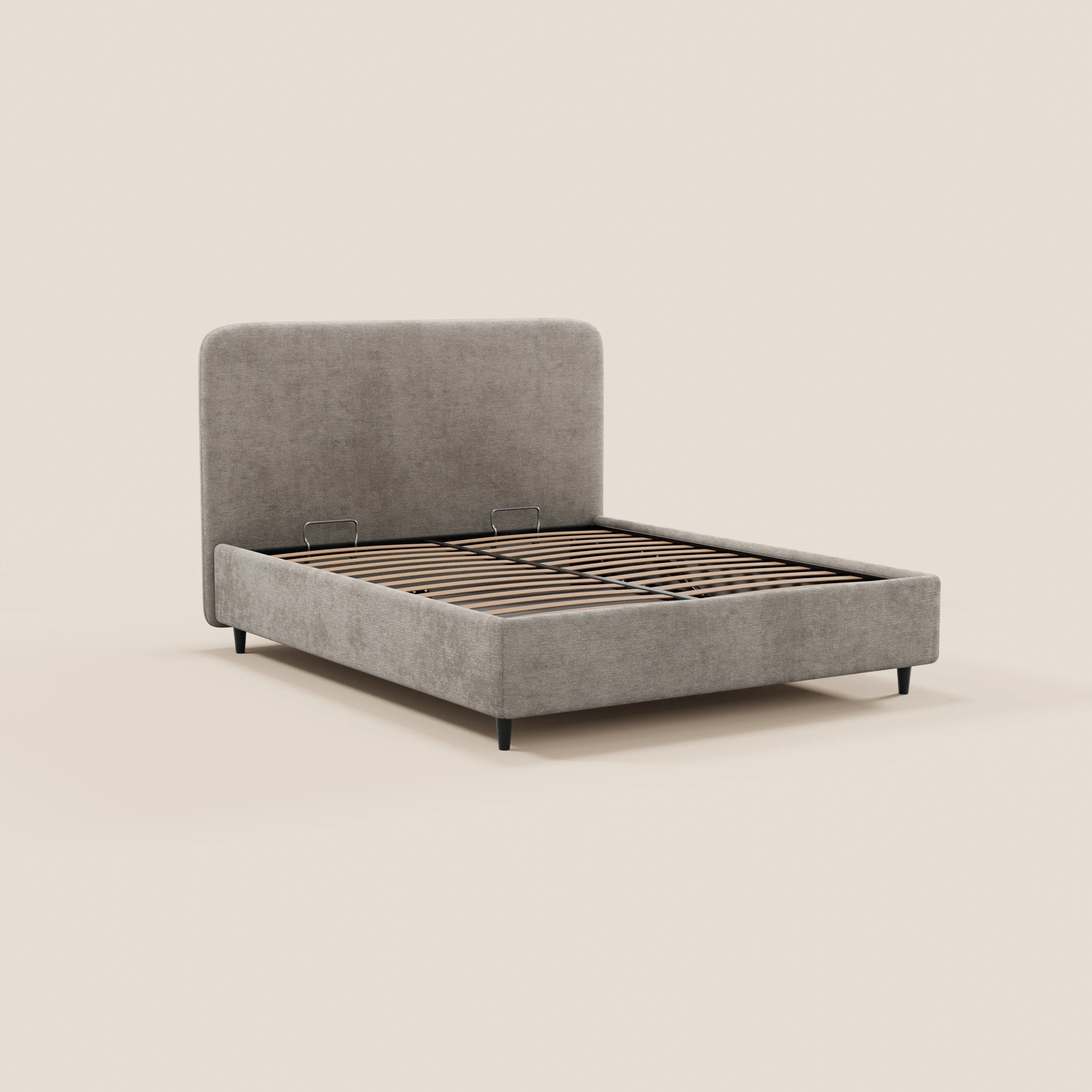 Il letto imbottito KAELOS minimal di Letti.store è rivestito in tessuto ciniglia grigio chiaro, presenta una testiera alta e arrotondata, gambe alte nere, doghe in legno e un vano contenitore; è raffigurato senza materasso né biancheria da letto su uno sfondo beige a tinta unita.