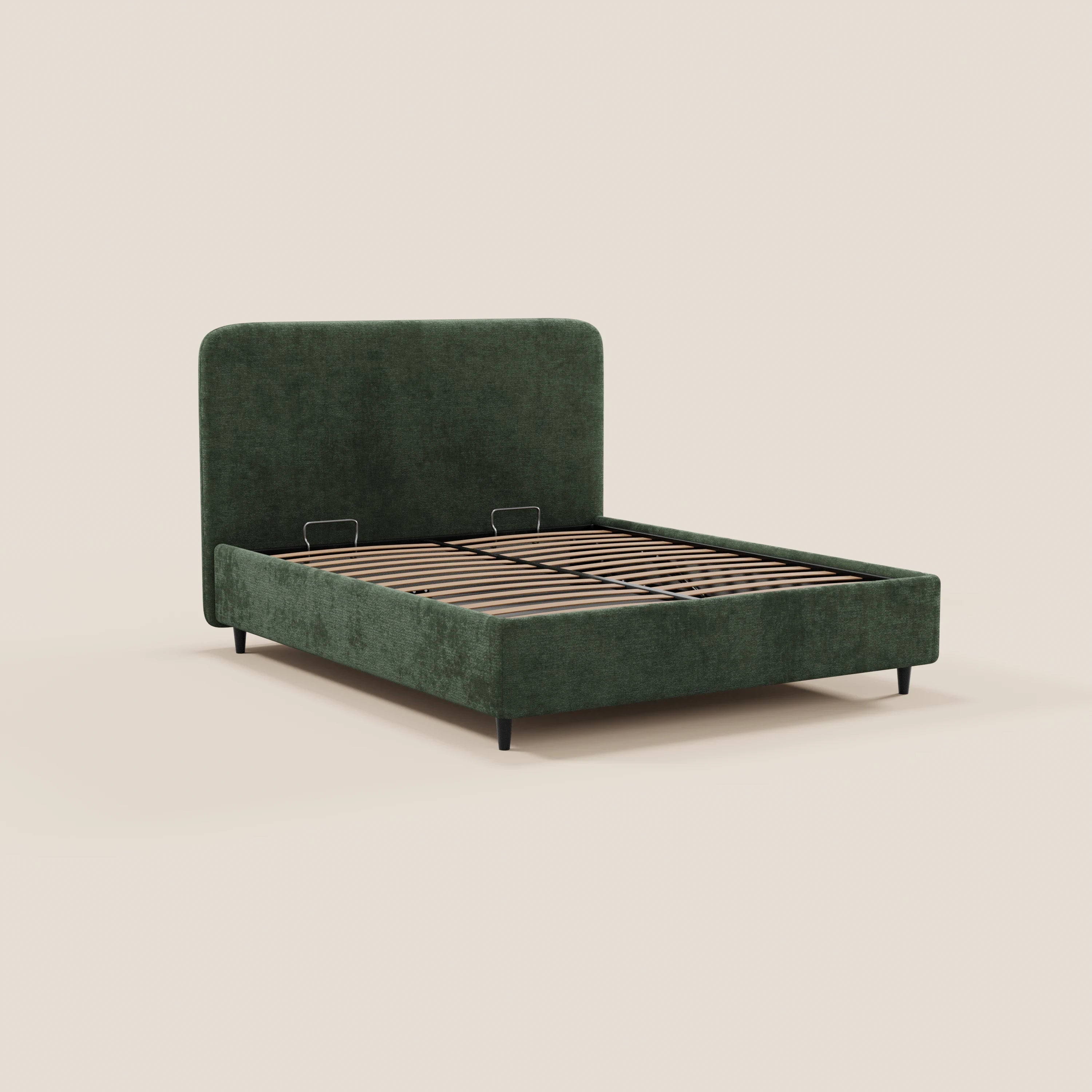 Il letto imbottito KAELOS minimal di Letti.store presenta una testiera alta e arrotondata in ciniglia, gambe alte nere, un ampio vano contenitore e doghe in legno per il sostegno del materasso. Nell’immagine è raffigurato su uno sfondo beige chiaro a tinta unita.