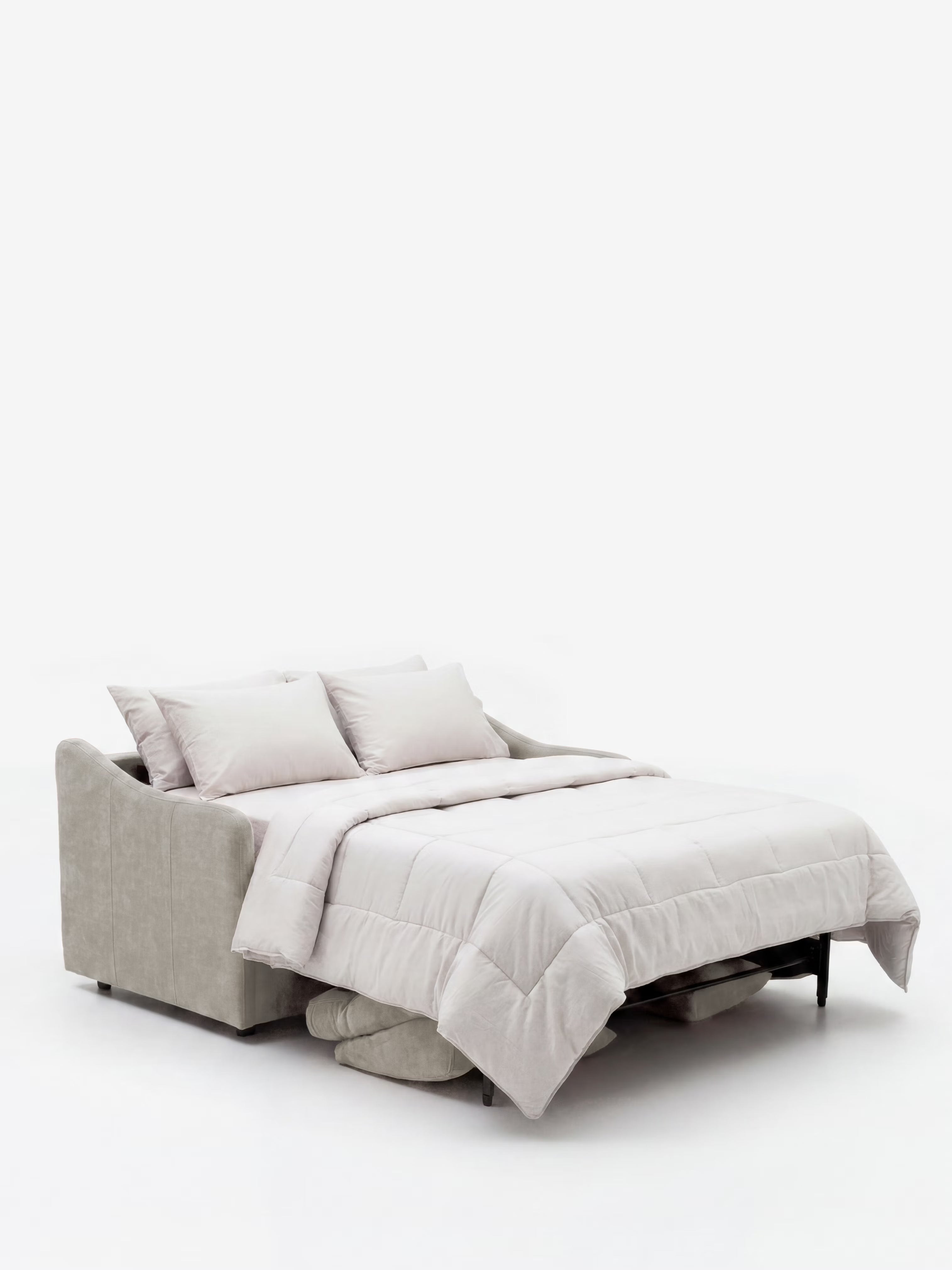 Un divano letto a 3 posti Lodovico di Divani.Store, rivestito in tessuto grigio chiaro resistente alle macchie e certificato Oeko-Tex, è presentato nella versione estesa a letto. È dotato di un materasso matrimoniale alto 20 cm, due cuscini coordinati con pratici portacuscini e un piumone, il tutto in morbide tonalità di grigio. La robusta struttura e la base sono visibili sotto il materasso, su uno sfondo bianco a tinta unita.