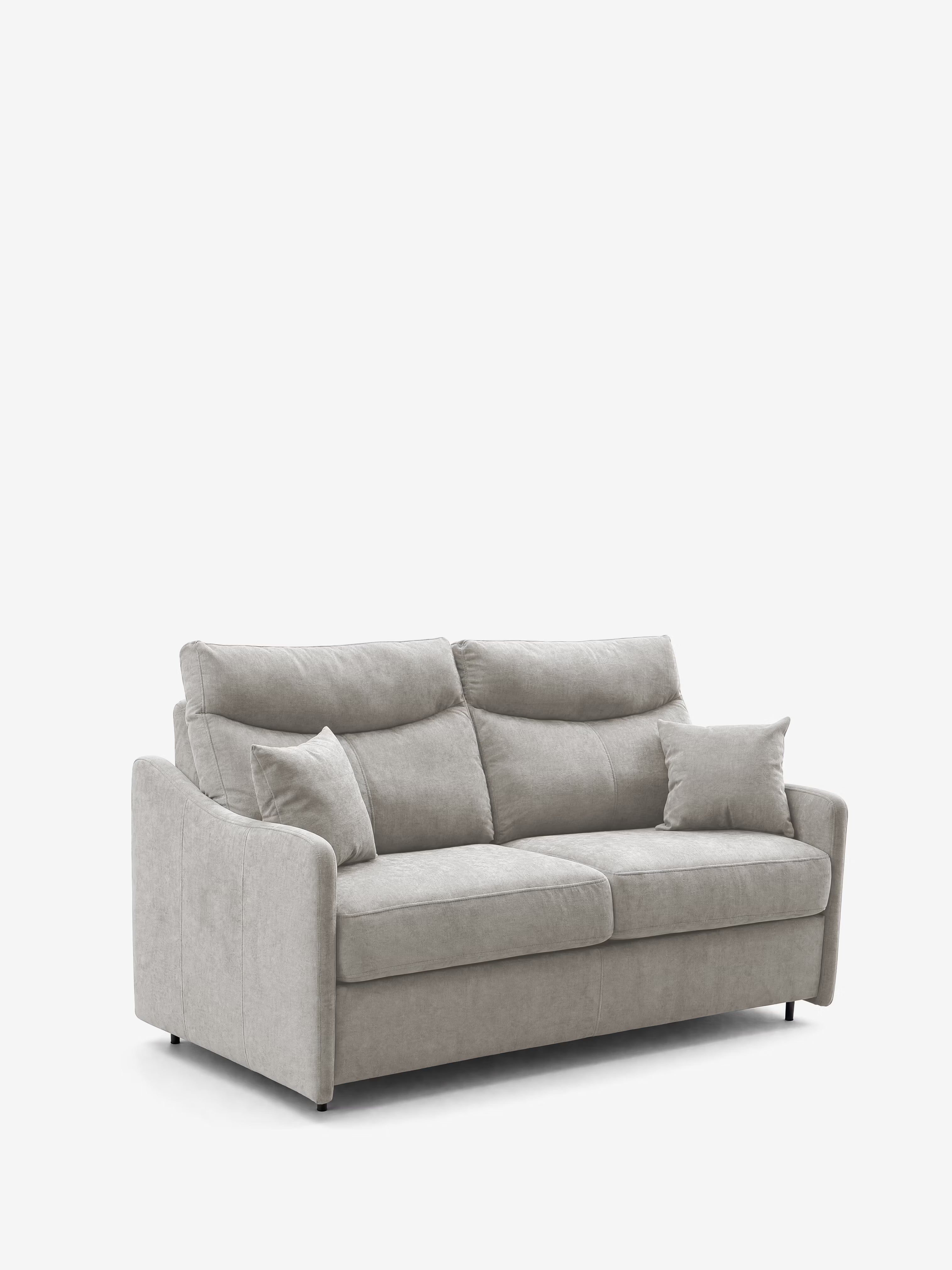 Vi presentiamo il divano letto a 3 posti Lodovico con materasso ALTO da 20 cm di Divani.Store: un divano contemporaneo color grigio chiaro, rivestito in tessuto antimacchia certificato Oeko-Tex. Questo divano a tre posti è dotato di due cuscini di seduta, due cuscini dello schienale, braccioli leggermente ricurvi e include due cuscini decorativi abbinati. Le gambe corte nere ne completano il look moderno, in contrasto con lo sfondo bianco a tinta unita.