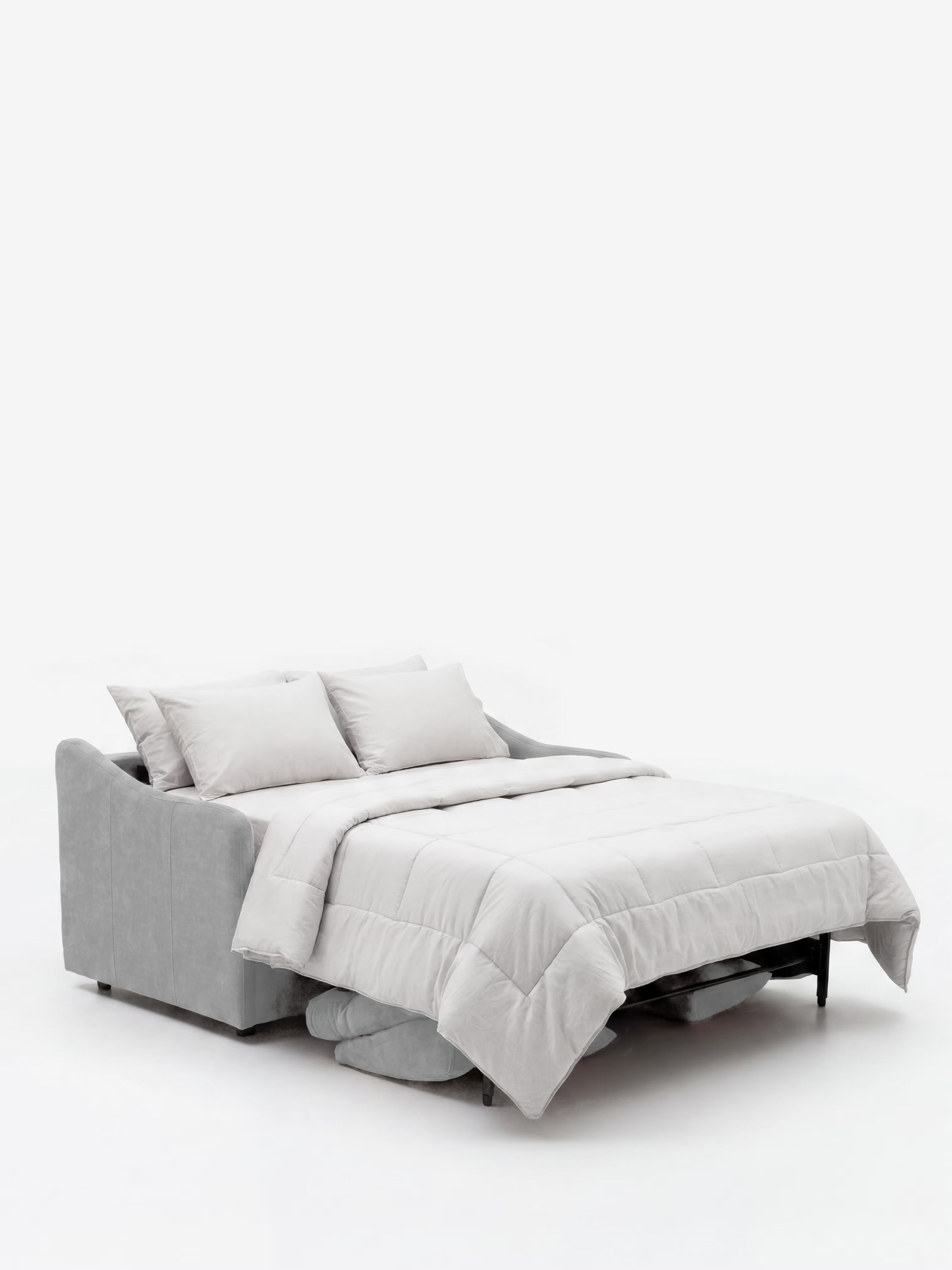 Un divano letto a 3 posti Lodovico di Divani.Store, color grigio chiaro, dotato di un ampio materasso ALTO di 20 cm in tessuto certificato Oeko-Tex e resistente alle macchie, si apre completamente per offrire stile e comfort in un salotto elegante. Il letto estraibile è rifatto con cura, con un piumone coordinato, due cuscini e una coperta disposti sulla sua ampia superficie di riposo. Sullo sfondo bianco a tinta unita, il divano letto risalta magnificamente.