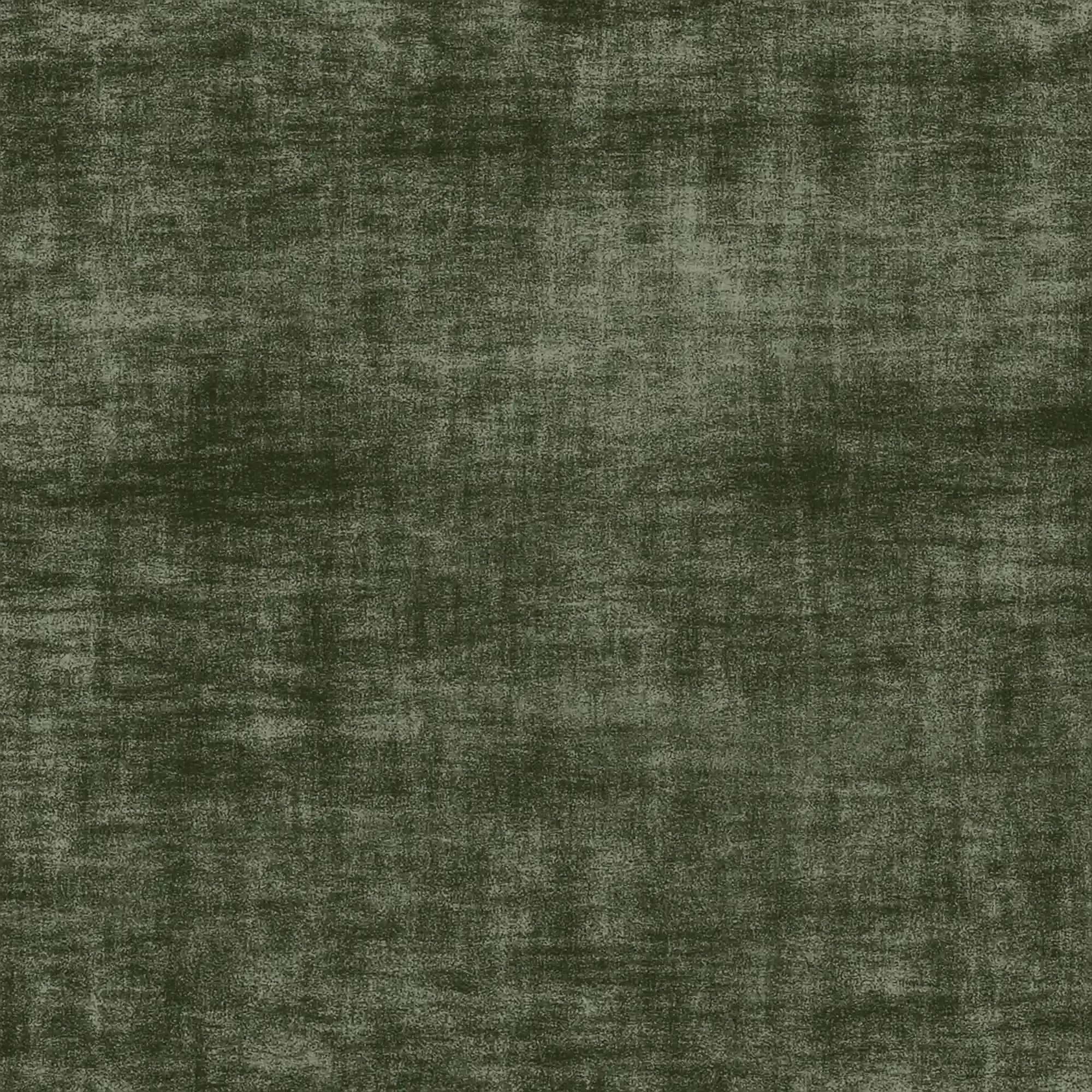 Uno sfondo verde scuro dalla trama ruvida, dall’aspetto invecchiato e simile al tessuto, esalta l’eleganza di AURO di Letti.store, un letto imbottito con contenitore e testiera alta capitonné in ciniglia Oeko-Tex®.