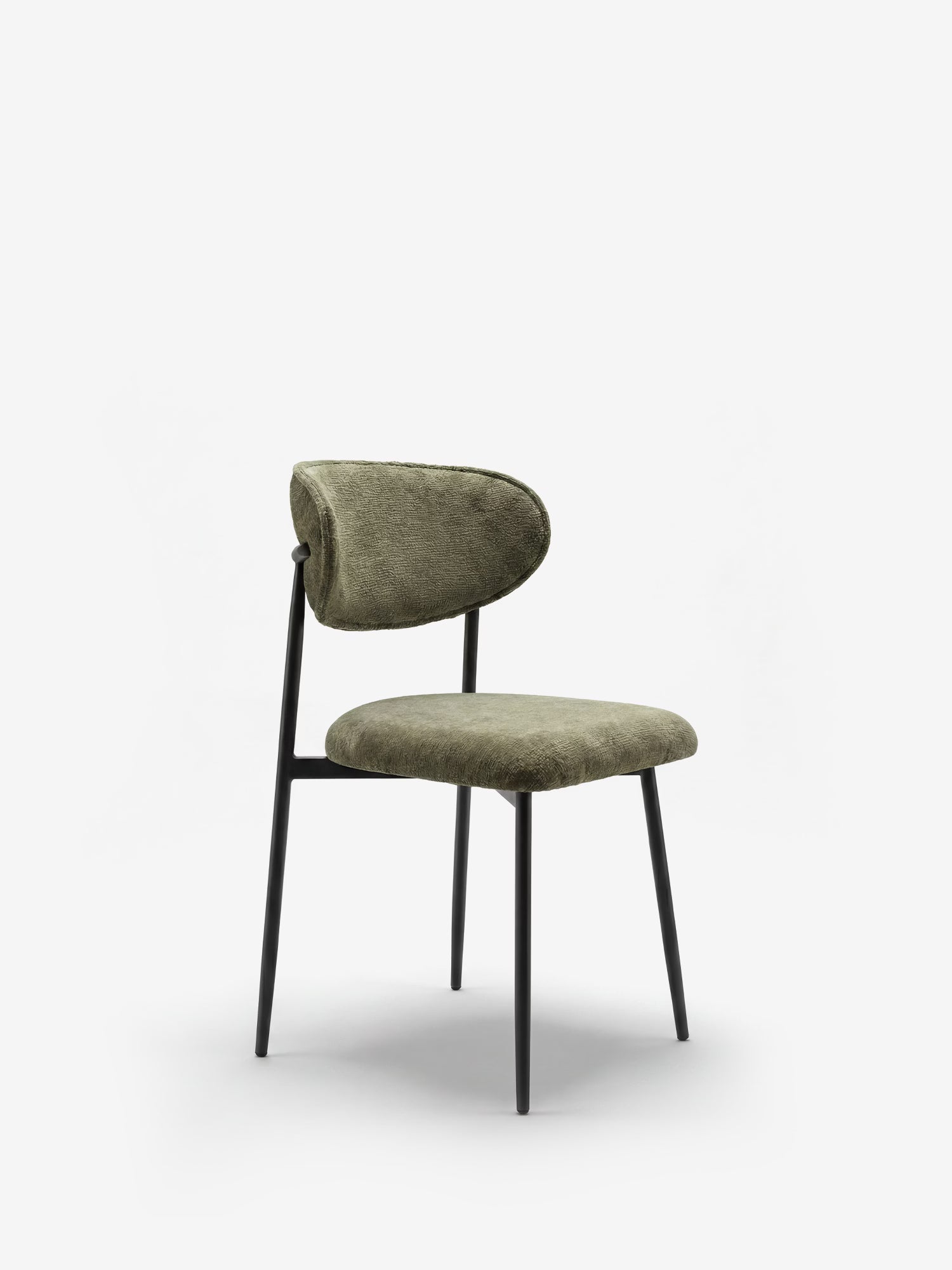 La Luce, sedia imbottita in morbida ciniglia verde di Divani.Store, con schienale curvo e struttura in metallo nero, presenta un look minimal e mid-century, perfetta come sedia di design contemporaneo su uno sfondo bianco.
