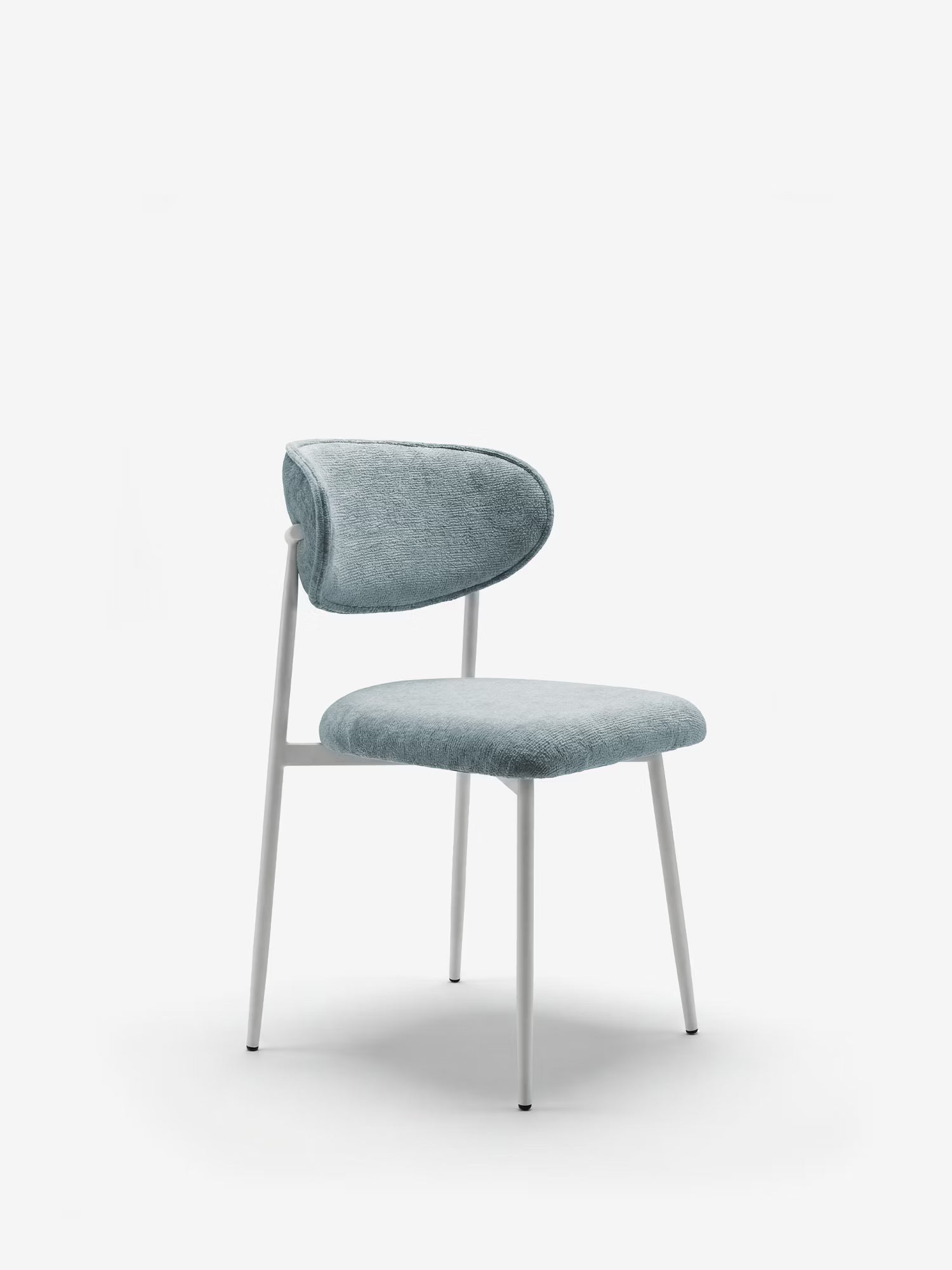 La sedia imbottita Luce di Divani.Store presenta una seduta azzurra in morbido tessuto, uno schienale curvo e gambe sottili in metallo bianco dal design minimalista.