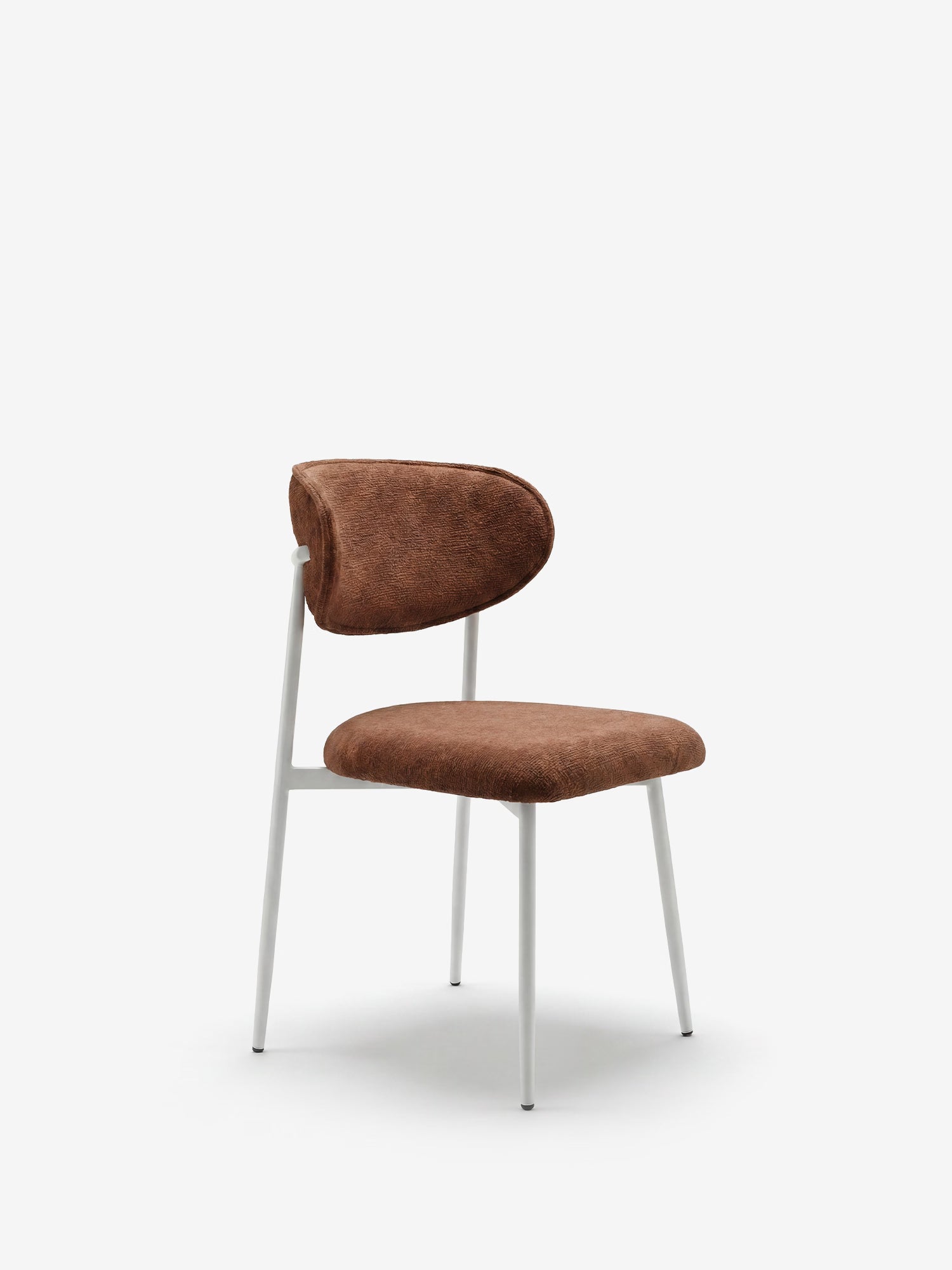 La Luce Sedia imbottita di Divani.Store presenta una struttura in metallo bianco, quattro gambe sottili e un design minimalista dalle linee pulite. La seduta e lo schienale curvo asimmetrico sono rivestiti in morbido tessuto ciniglia marrone.