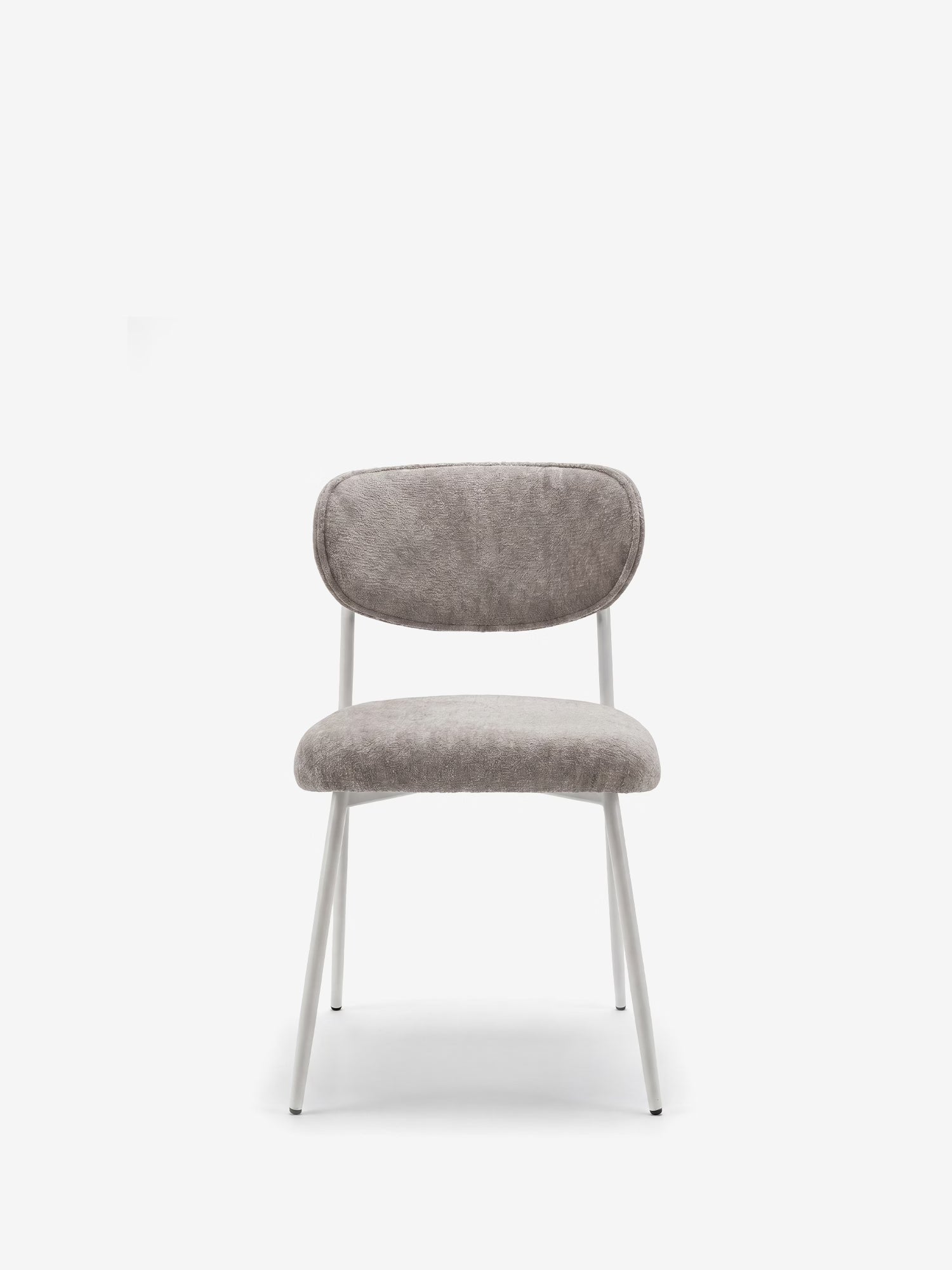 La Luce, poltrona imbottita di Divani.Store, presenta seduta e schienale curvi in tessuto grigio chiaro, gambe sottili in metallo bianco angolate e un design minimalista e contemporaneo, perfetta per ambienti moderni.