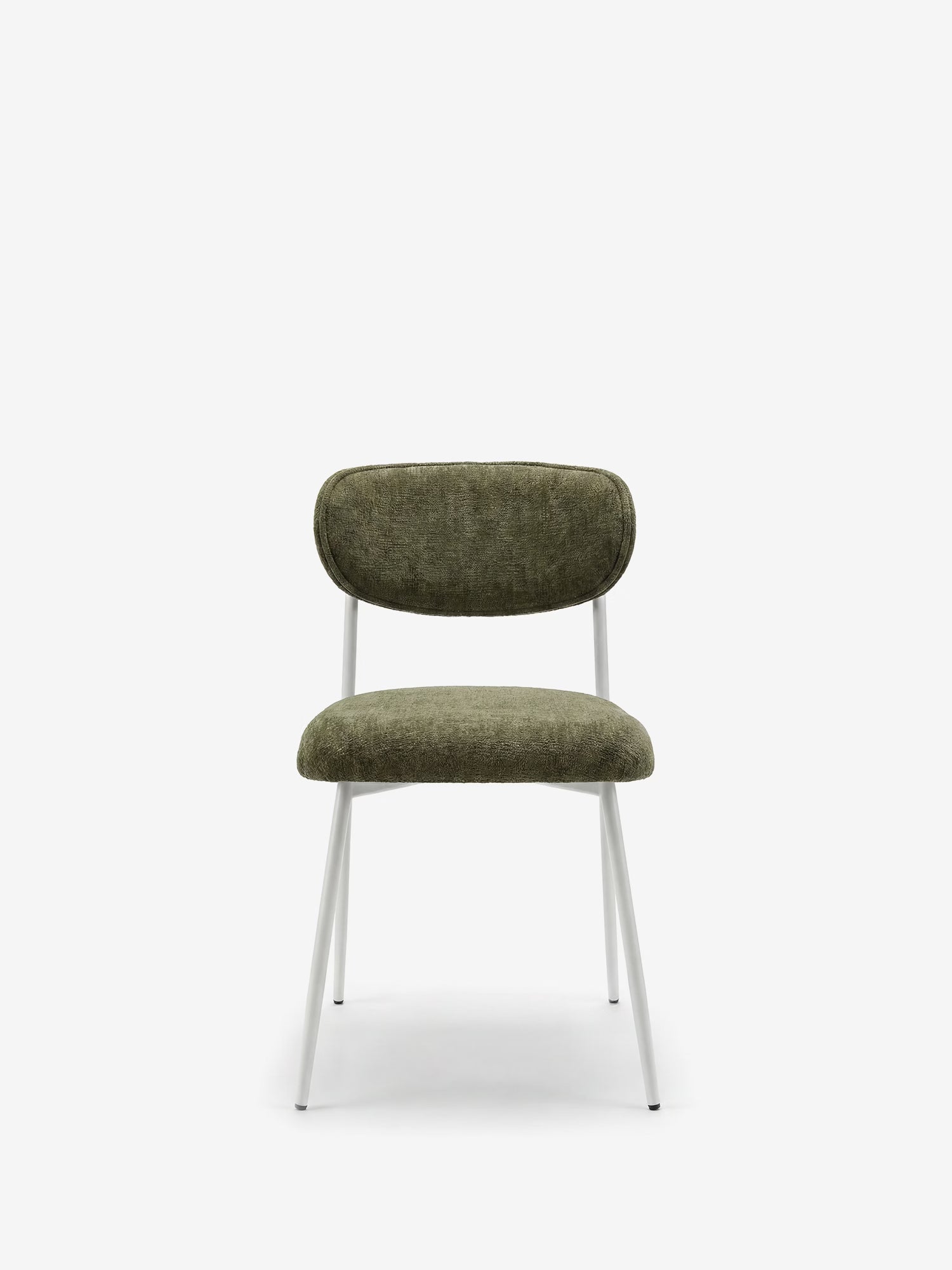 La Luce, poltrona imbottita di Divani.Store, con schienale curvo in tessuto verde oliva e struttura in metallo bianco, unisce design contemporaneo e comfort su uno sfondo bianco.