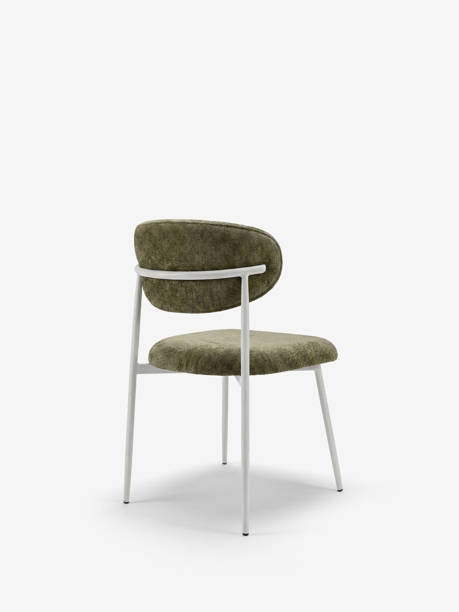 La Luce Sedia imbottita di Divani.Store è realizzata in ciniglia verde oliva, presenta uno schienale ricurvo e sottili gambe in metallo bianco. L'eleganza dello schienale e dei fianchi risalta grazie alla composizione angolare su uno sfondo bianco a tinta unita.