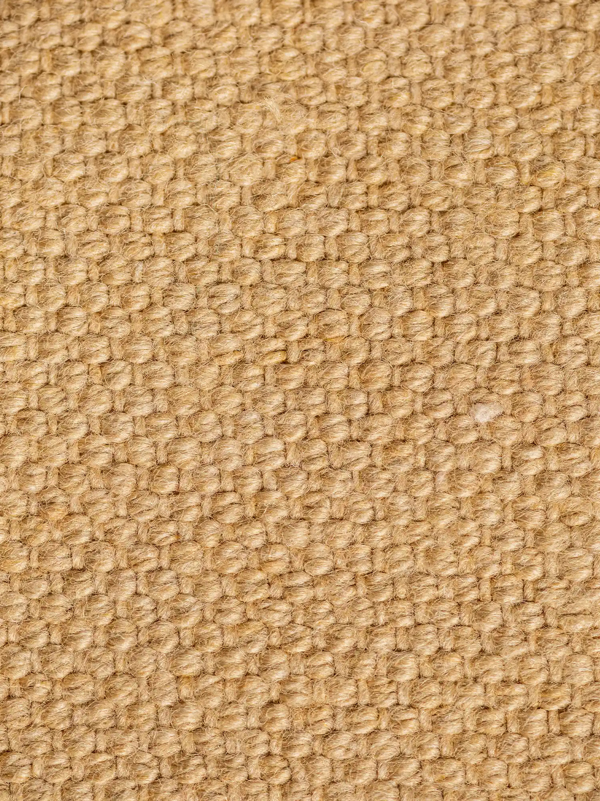 Un primo piano mostra un tessuto S06 LINOSA 100% cotone riciclato, di colore beige chiaro e di spessa trama, con una struttura a intreccio grossolano e filati spessi in una tonalità beige naturale.