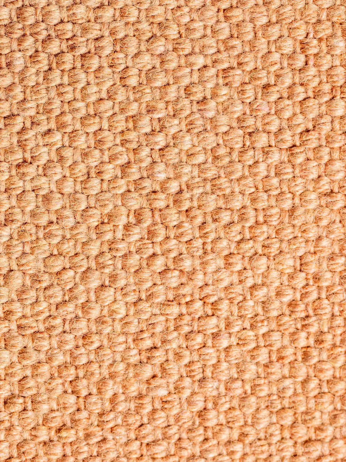 Un primo piano del tessuto S06 LINOSA, realizzato al 100% in cotone riciclato, caratterizzato da un caldo tessuto di colore marrone chiaro con una trama ruvida simile alla canapa e fili spessi intrecciati che formano un motivo a griglia regolare.