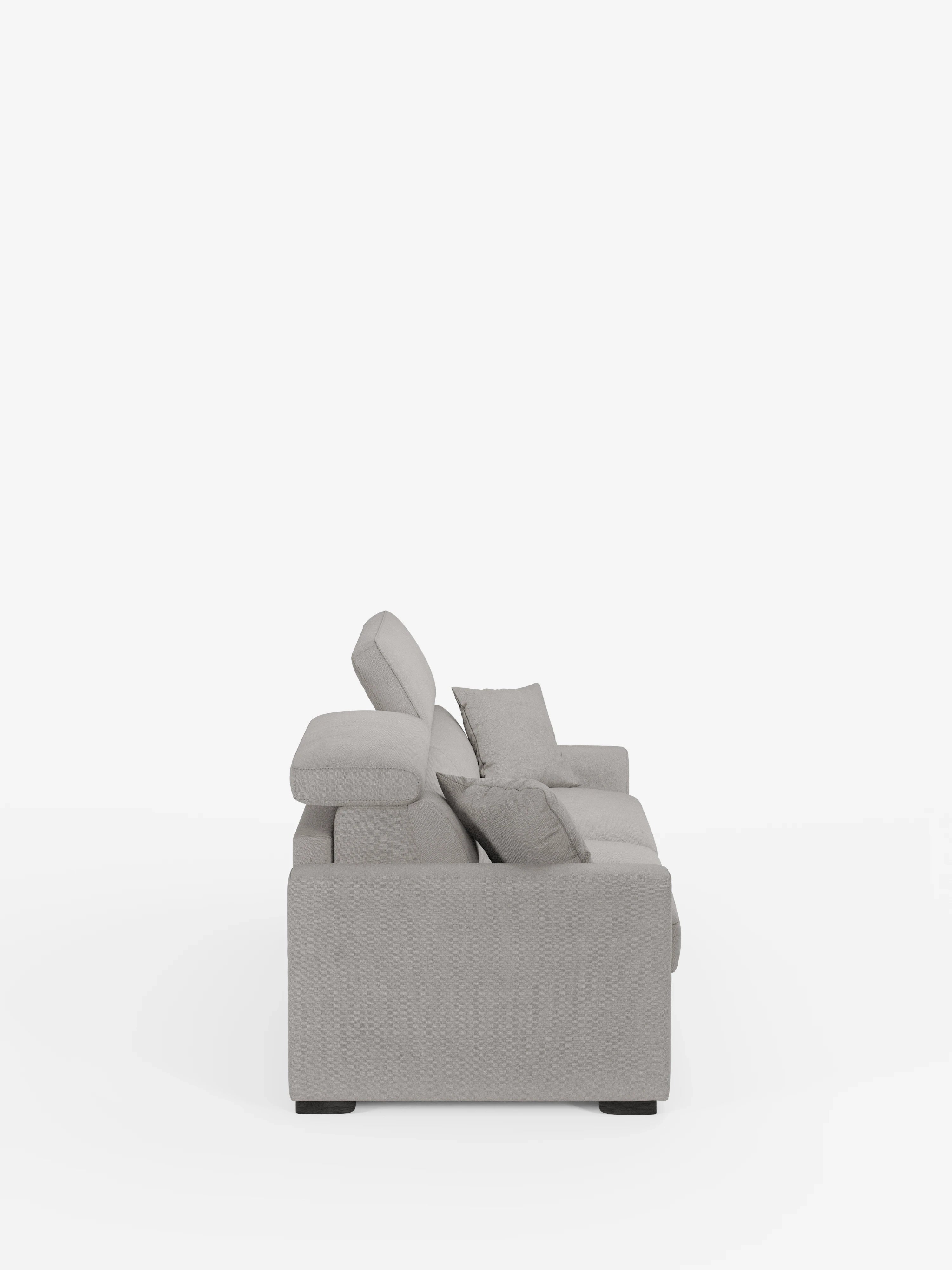 Un moderno divano letto Maximus a 3 posti color grigio chiaro con materasso ALTO da 20 cm di Divani.Store è ripreso di profilo, con due cuscini di seduta, due cuscini dello schienale, due braccioli e gambe a blocchi neri su uno sfondo bianco a tinta unita. Il divano presenta un design minimalista e squadrato, con un rivestimento morbido e soffice in tessuto Oeko-Tex resistente alle macchie e poggiatesta regolabili.