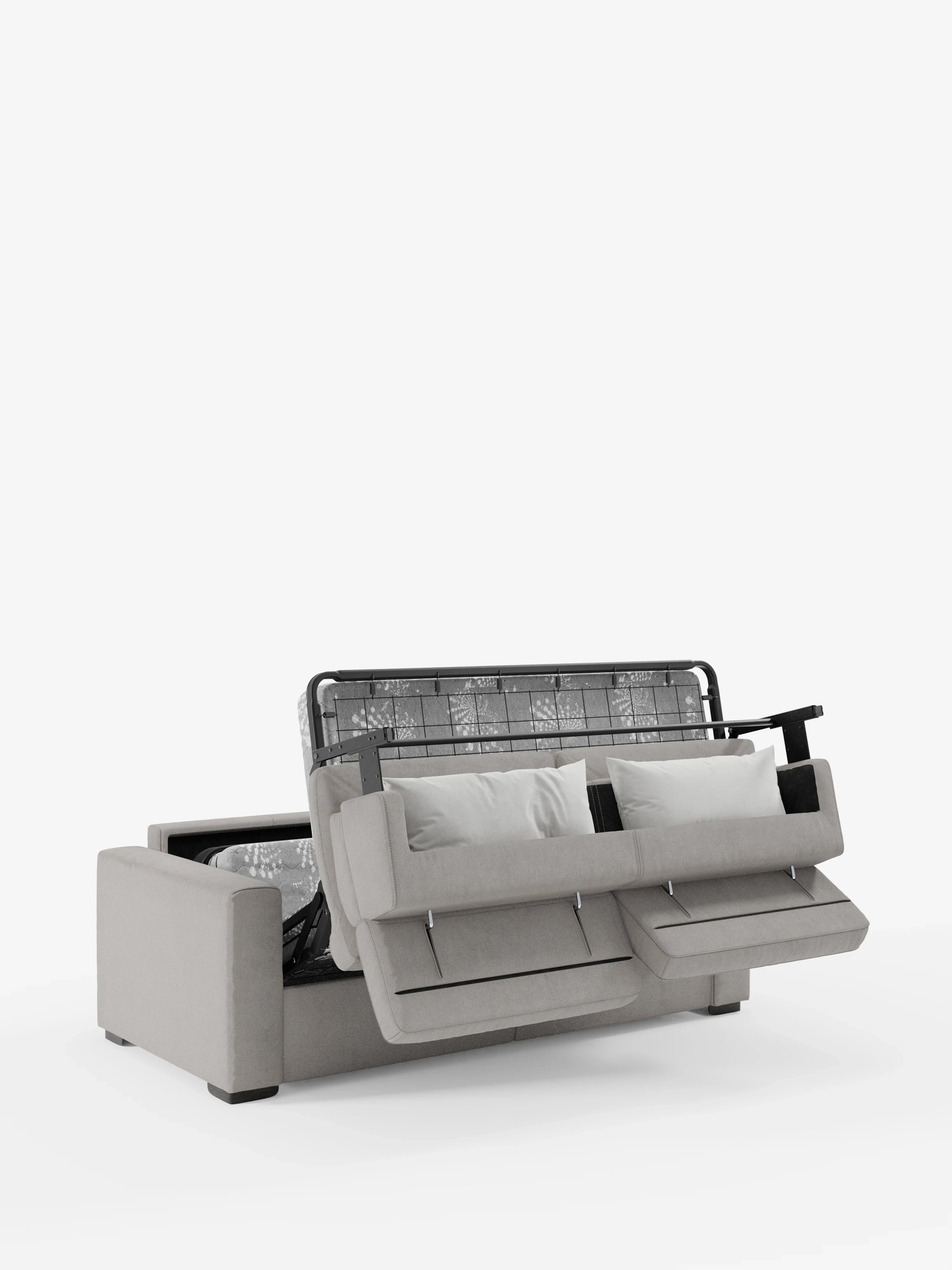 Il divano letto Maximus a 3 posti con materasso ALTO 20 cm di Divani.Store, realizzato in tessuto grigio chiaro con rivestimento antimacchia certificato Oeko-Tex, è raffigurato parzialmente aperto, con i cuscini e i poggiatesta reclinabili. L’immagine mostra la robusta struttura metallica del letto e il materasso ripiegato all’interno mentre lo schienale e la seduta vengono sollevati, illustrando chiaramente il pratico design trasformabile di questo divano letto su uno sfondo bianco a tinta unita.