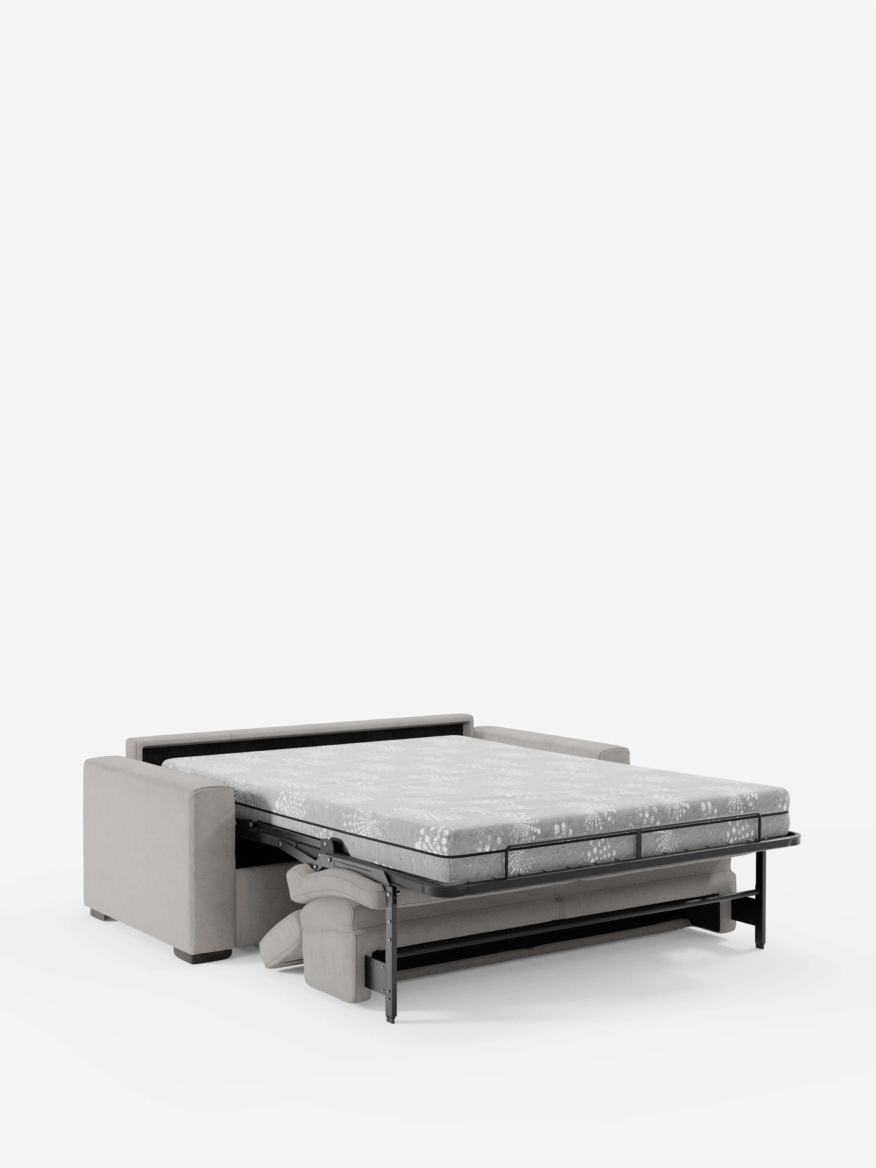 Un divano letto Maximus a 3 posti in grigio chiaro contemporaneo con materasso ALTO da 20 cm di Divani.Store, dotato di braccioli e poggiatesta reclinabili per un maggiore comfort, è presentato aperto per mostrare un ampio materasso queen-size appoggiato su una robusta struttura in metallo nero, il tutto su uno sfondo bianco a tinta unita. Questo elegante divano letto, certificato Oeko-Tex, è rivestito in tessuto antimacchia per una maggiore praticità.