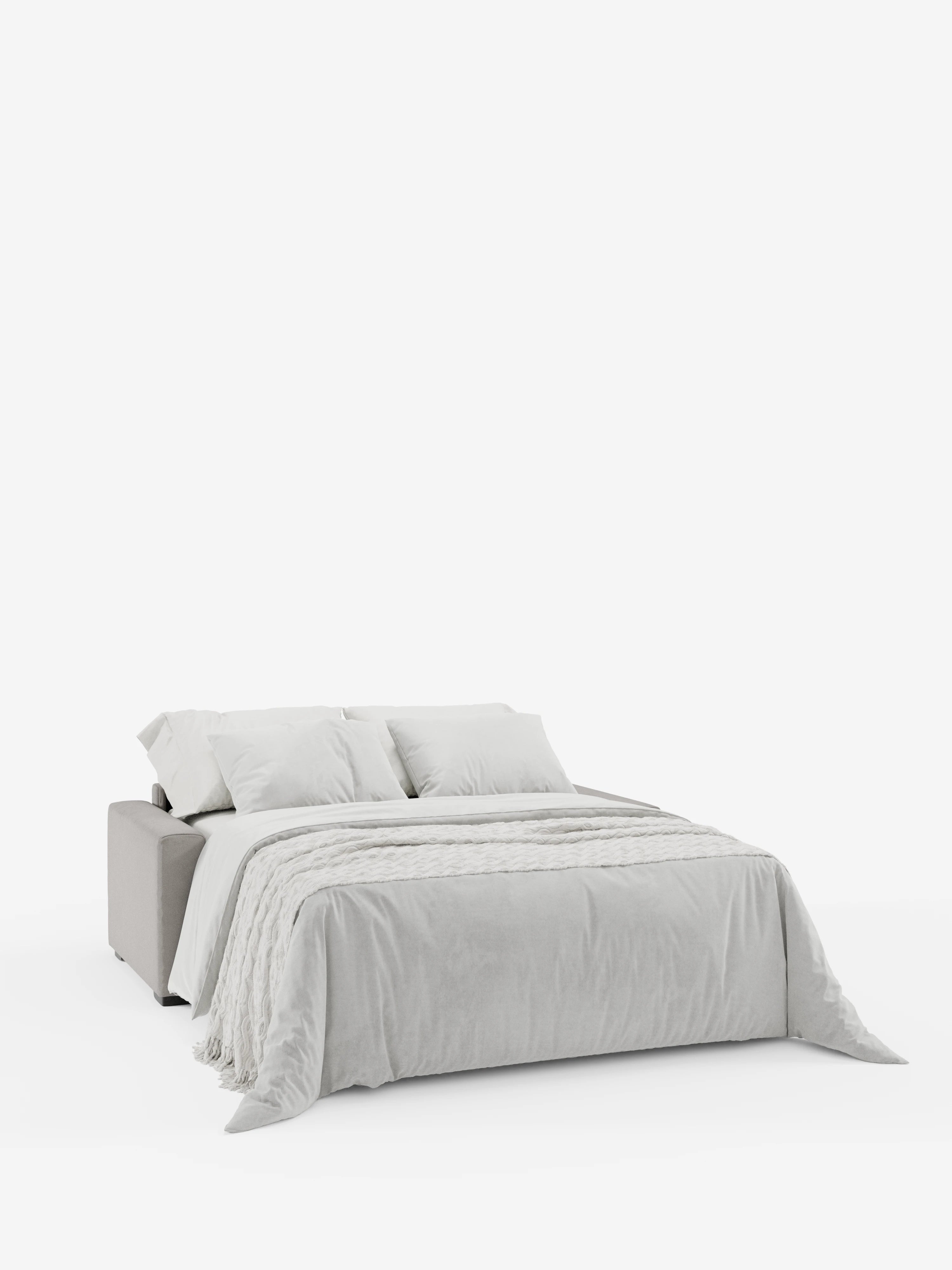 Un moderno divano letto a 3 posti Maximus con materasso ALTO da 20 cm di Divani.Store, rivestito in tessuto grigio chiaro Oeko-Tex antimacchia e dotato di poggiatesta regolabili, è raffigurato nella versione estesa a letto, con una coperta abbinata grigio chiaro e due cuscini. Lo sfondo bianco a tinta unita conferisce all’insieme un aspetto pulito e minimalista.
