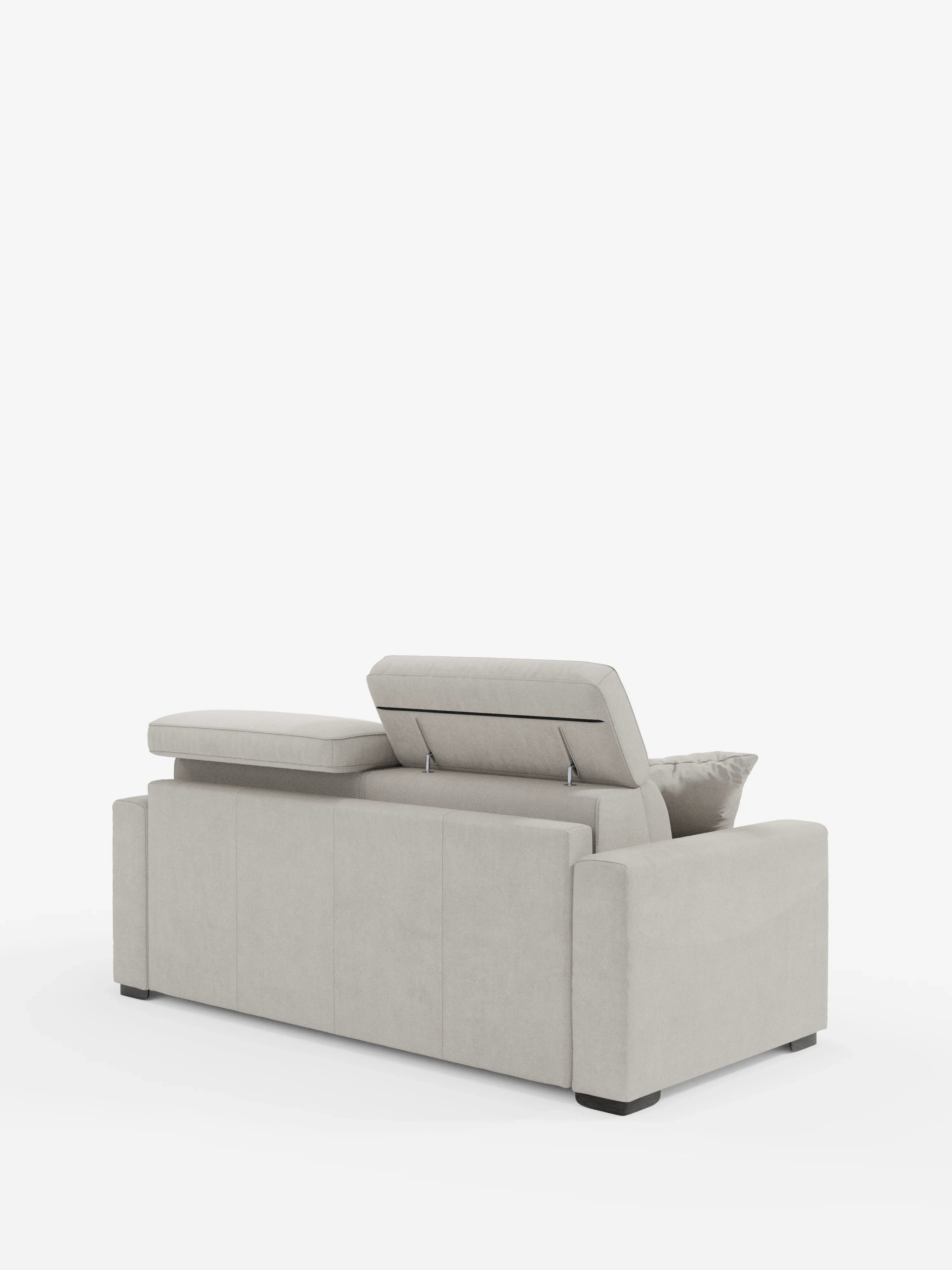 Un divano letto Maximus a 3 posti di colore grigio chiaro, modello contemporaneo di Divani.Store, caratterizzato da poggiatesta reclinabili, linee pulite, una silhouette squadrata, piedini neri a blocco e rivestimento in morbido tessuto smacchiabile certificato Oeko-Tex. Il divano è raffigurato in una vista posteriore obliqua su sfondo bianco.