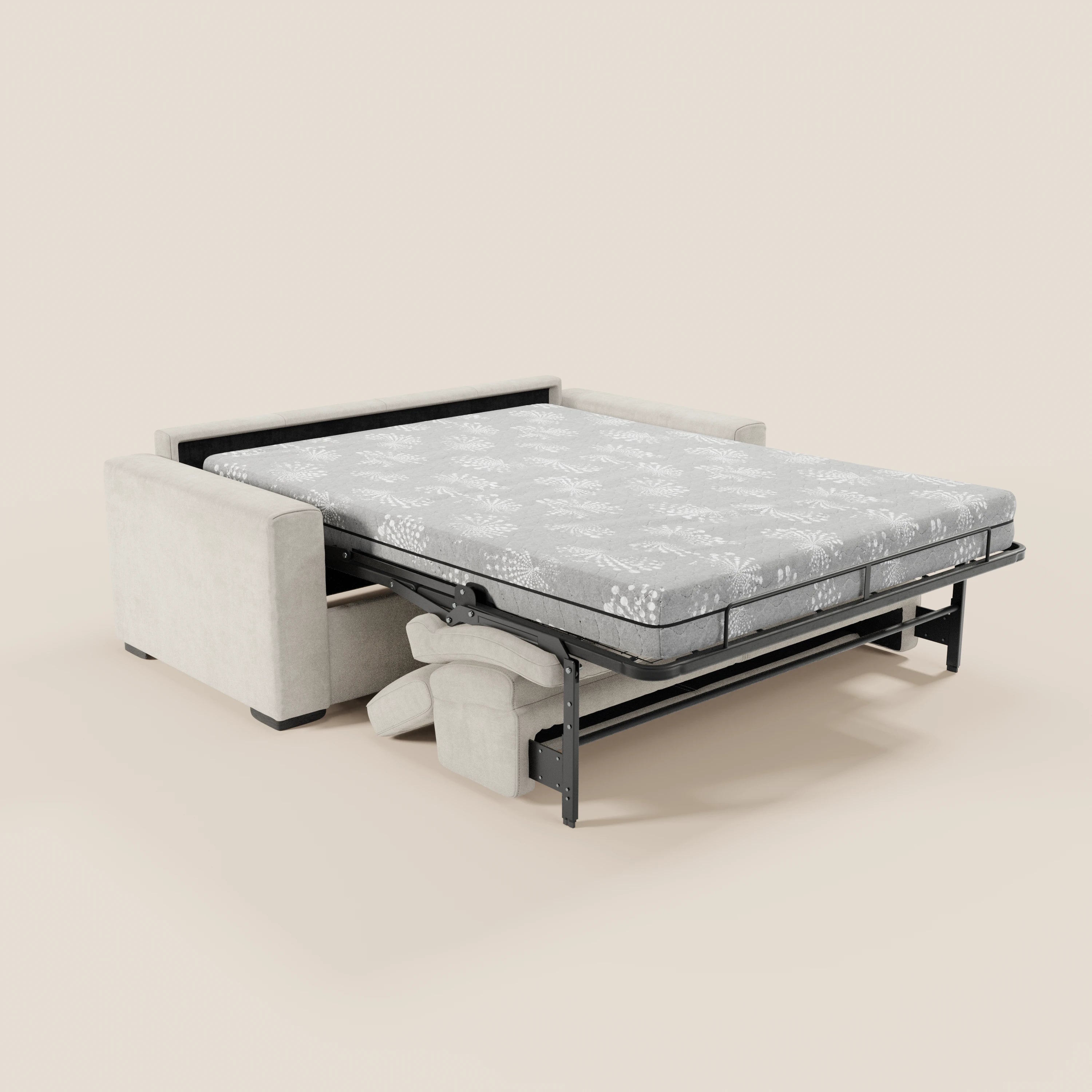 Il divano letto a 3 posti Maximus di Divani.Store, realizzato in tessuto beige chiaro Oeko-Tex antimacchia con poggiatesta reclinabili e braccioli dritti, una volta aperto rivela un materasso matrimoniale alla francese alto 20 cm, appoggiato su una struttura in metallo nero su uno sfondo senza cuciture.