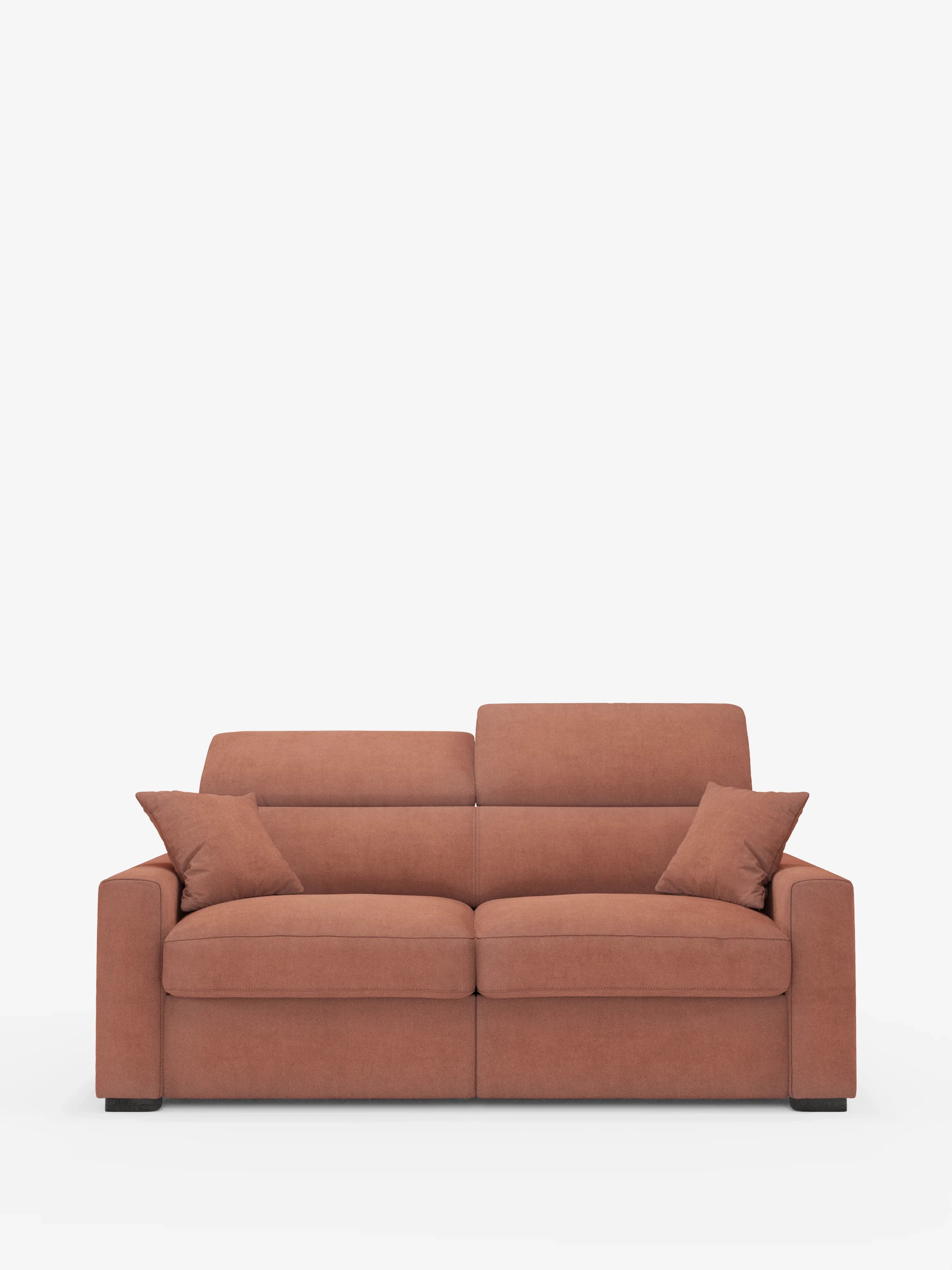 Vi presentiamo il divano letto a tre posti Maximus con materasso ALTO da 20 cm di Divani.Store: un divano contemporaneo a tre posti rivestito in tessuto antimacchia certificato Oeko-Tex in una tenue tonalità terracotta. Questo divano è caratterizzato da ampi braccioli, tre cuscini dello schienale e due cuscini decorativi coordinati. Ispirato al comfort di un classico divano letto matrimoniale, è dotato di poggiatesta regolabili e poggia su corte gambe nere, che risaltano sullo sfondo bianco a tinta unita.