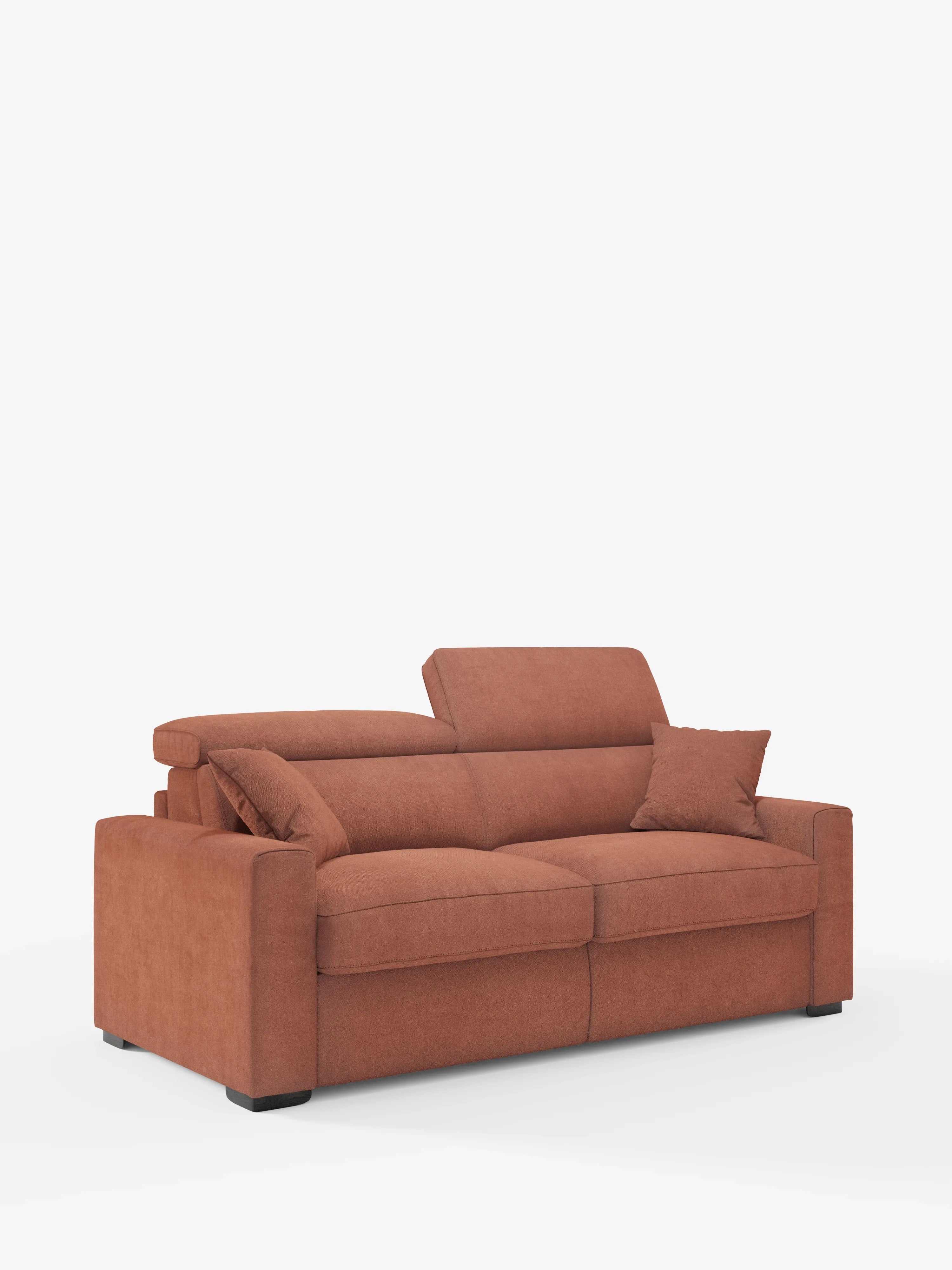 Il divano letto contemporaneo Maximus a 3 posti con materasso ALTO 20 cm di Divani.Store è rivestito in tessuto arancione ruggine, resistente alle macchie e certificato Oeko-Tex. È dotato di ampi braccioli, poggiatesta reclinabili regolabili, un cuscino decorativo abbinato e piedini a blocco scuri. Su uno sfondo bianco a tinta unita, questo divano minimalista può ospitare comodamente da due a tre persone.