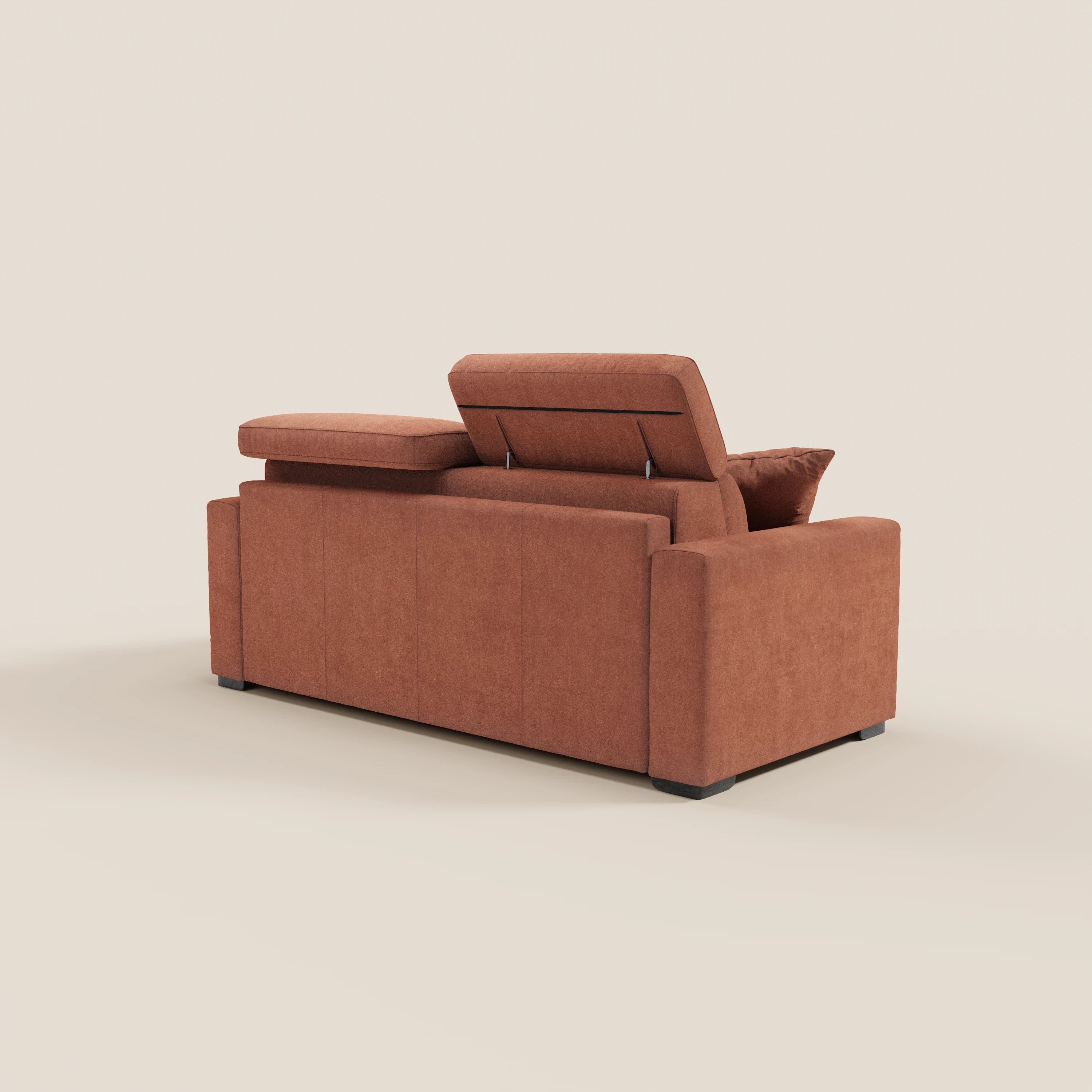 Il divano letto a 3 posti Maximus con materasso ALTO 20 cm di Divani.Store è raffigurato di retro in una prospettiva obliqua, con un poggiatesta reclinabile in posizione verticale e l’altro reclinato. Si caratterizza per linee pulite, braccioli squadrati, piedini neri corti e uno sfondo beige chiaro a tinta unita.