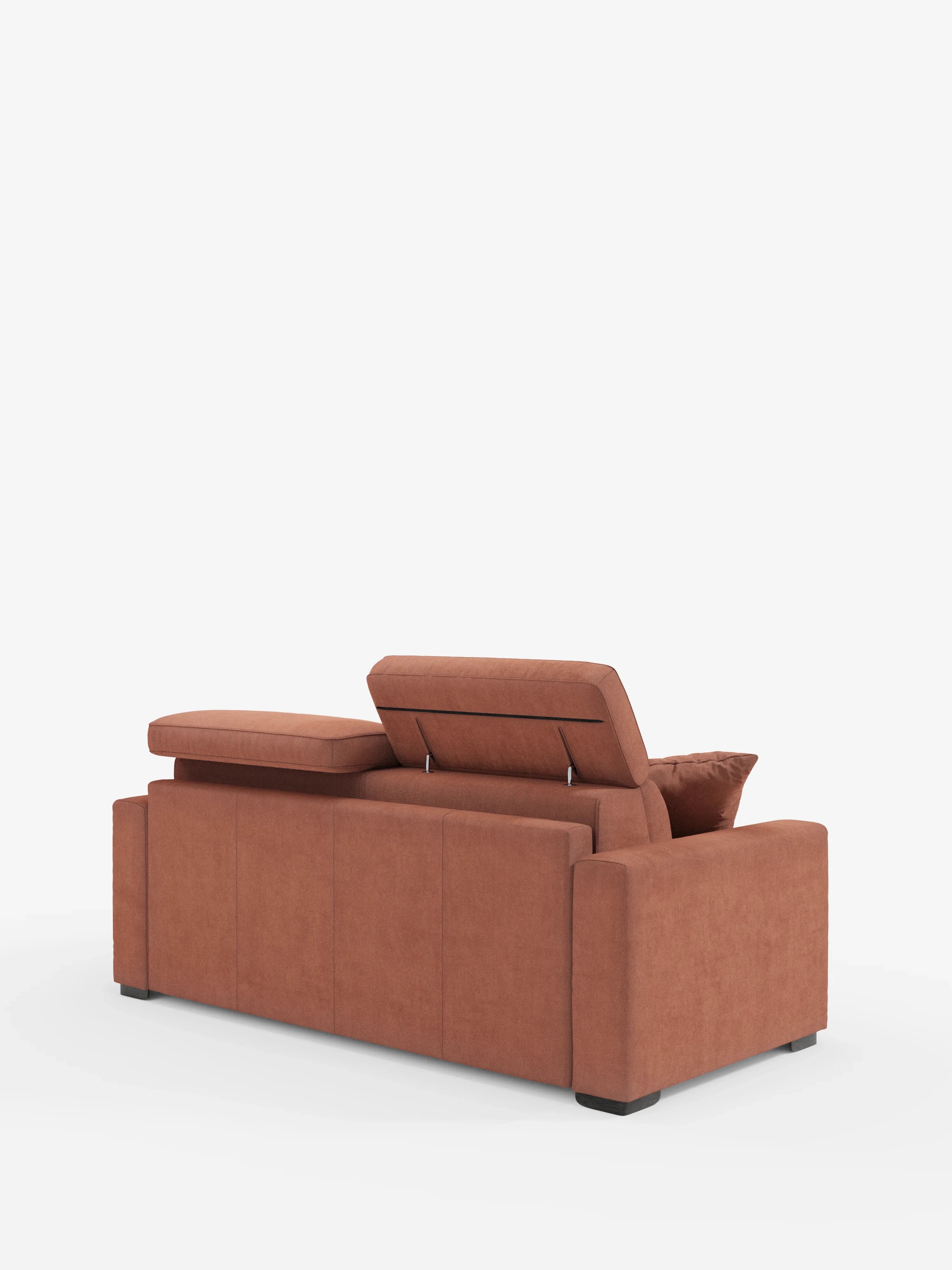 Il divano letto a 3 posti Maximus con materasso ALTO da 20 cm di Divani.Store, qui presentato in tessuto Oeko-Tex color ruggine e resistente alle macchie, si caratterizza per un design moderno dalle linee squadrate, con ampi braccioli e tre poggiatesta reclinabili regolabili. Visto da dietro su uno sfondo bianco a tinta unita, il divano presenta un cuscino coordinato sul lato destro e poggia su bassi piedini neri.