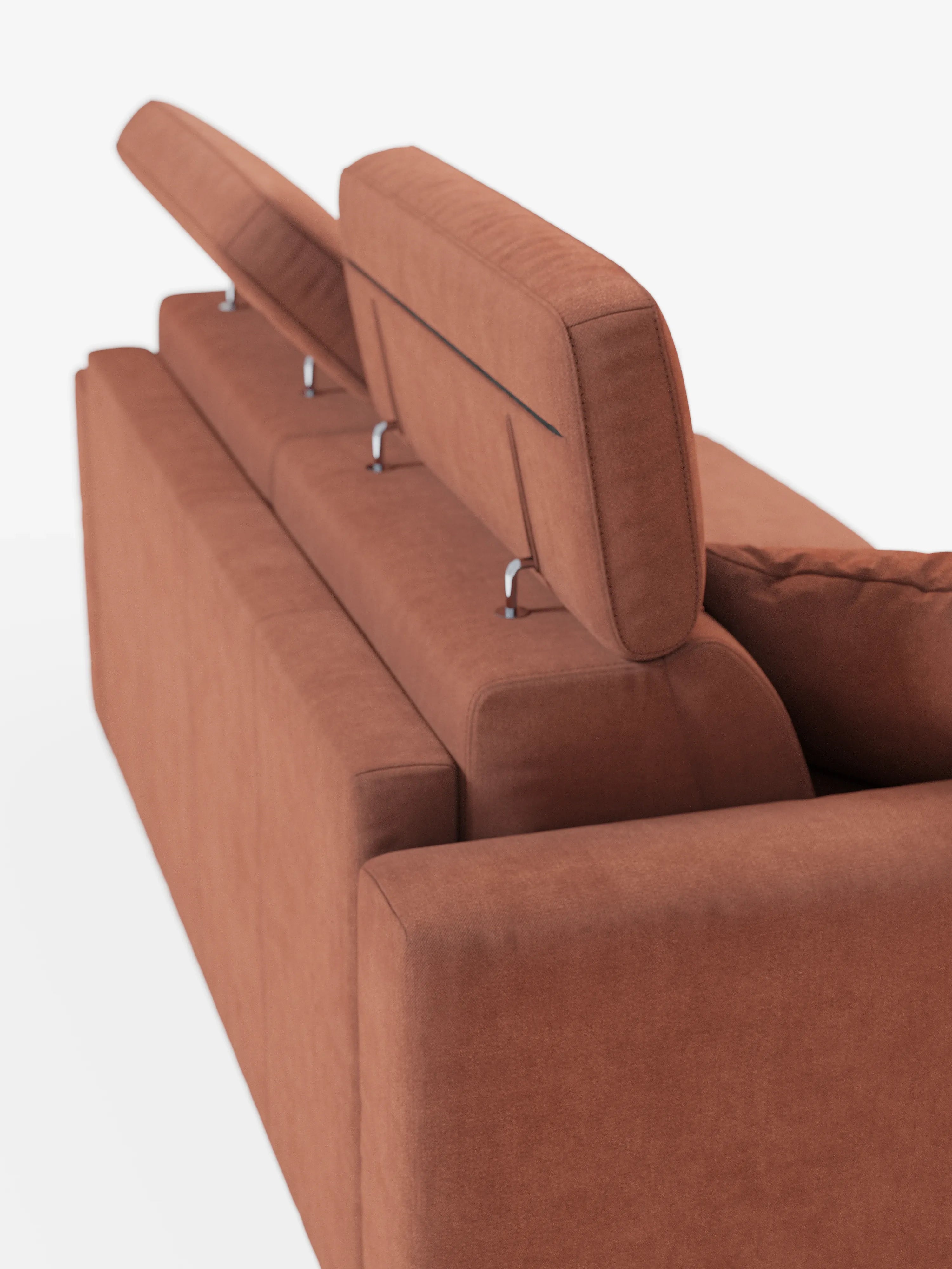 Vista posteriore del divano letto Maximus a 3 posti con materasso ALTO da 20 cm di Divani.Store, caratterizzato da un rivestimento marrone Oeko-Tex antimacchia e da poggiatesta reclinabili regolabili — uno in posizione verticale e uno inclinato all’indietro — su uno sfondo bianco a tinta unita.