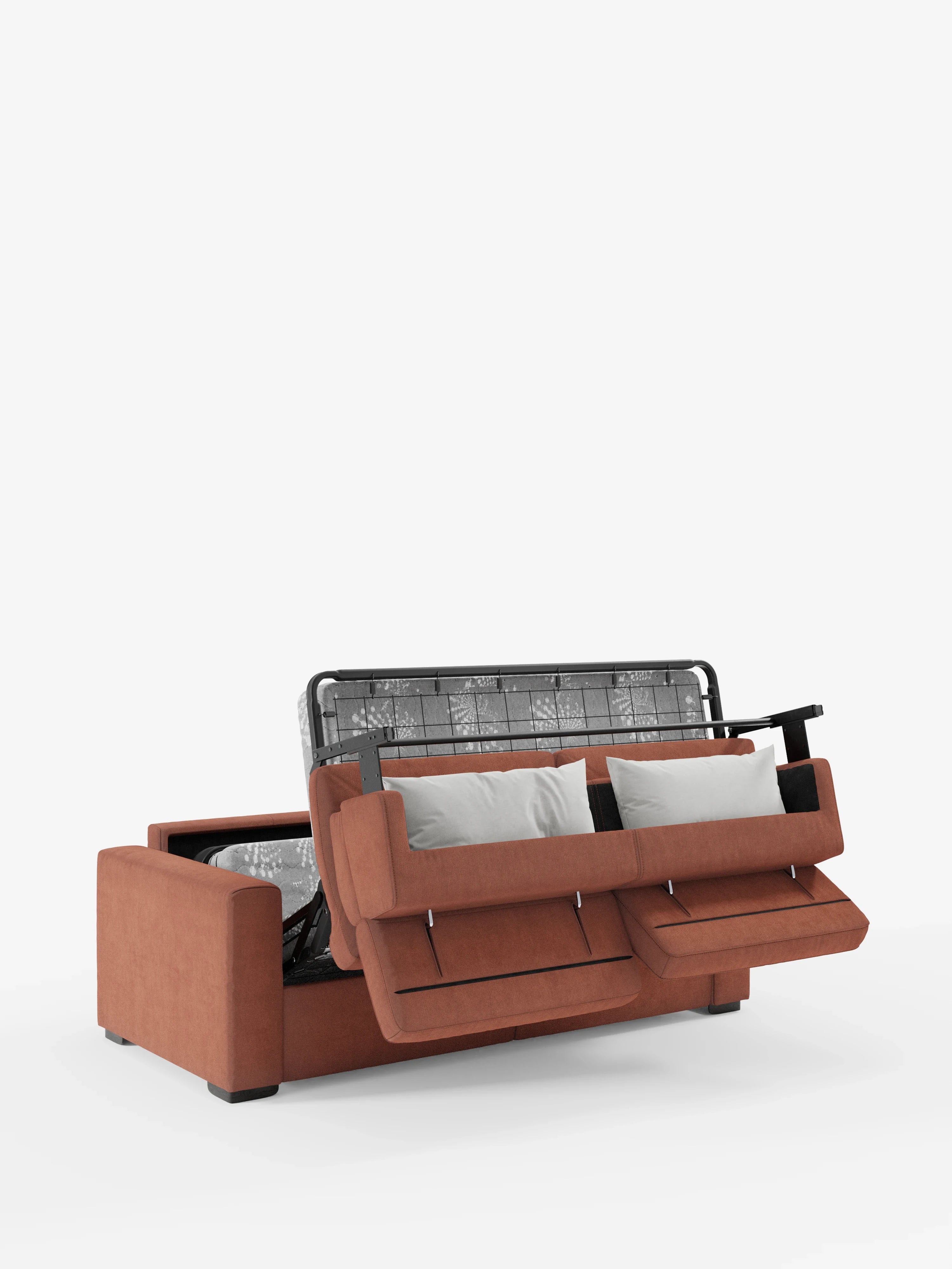 Un divano letto Maximus a 3 posti color ruggine con materasso ALTO da 20 cm di Divani.Store, dotato di due cuscini chiari, è esposto con i cuscini della seduta sollevati per rivelare al loro interno una struttura letto estraibile in metallo e il materasso. Il divano letto è posizionato su uno sfondo bianco a tinta unita e include poggiatesta regolabili in tessuto antimacchia certificato Oeko-Tex.