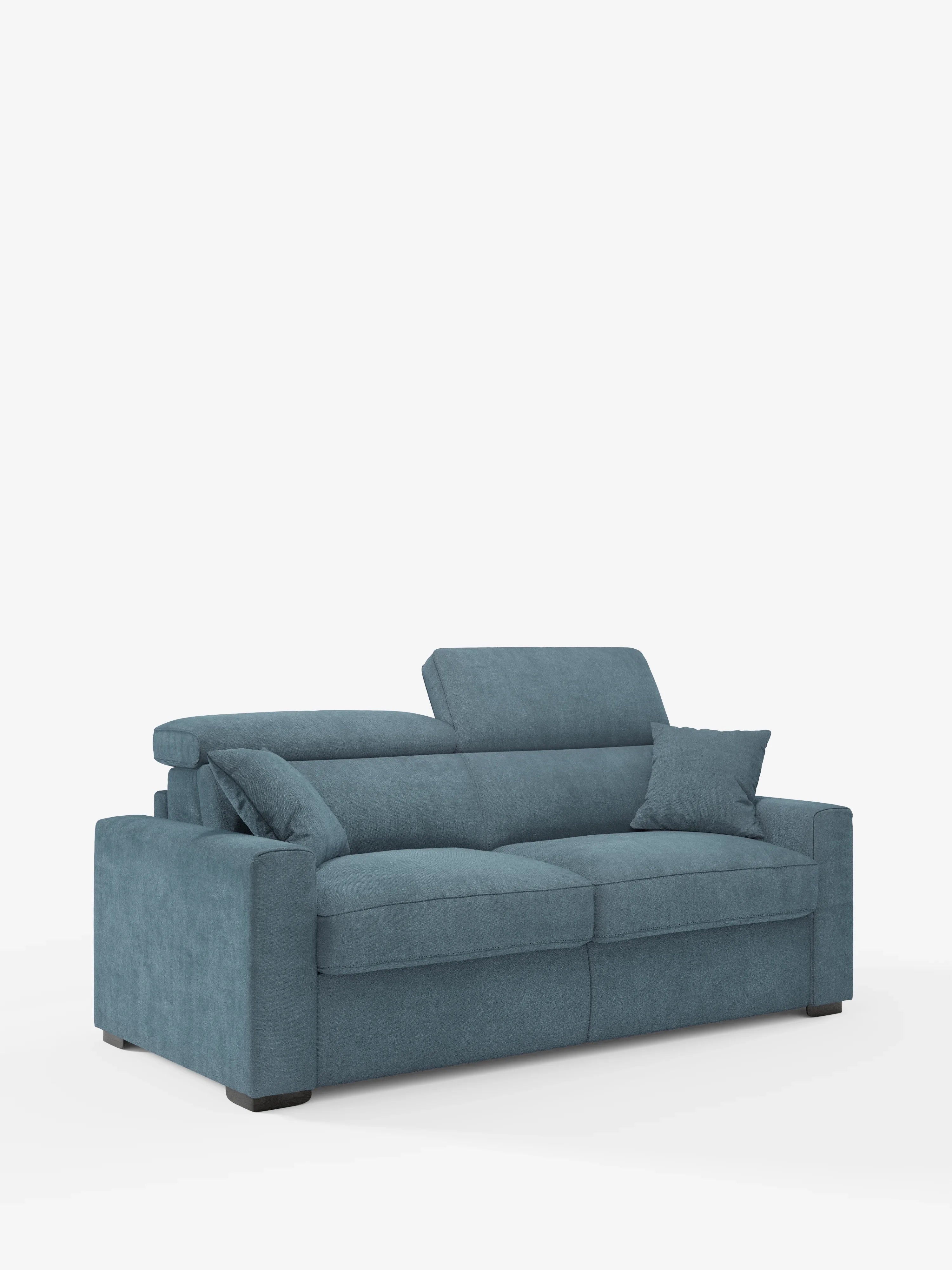Il divano letto Maximus a 3 posti con materasso ALTO da 20 cm di Divani.Store è un moderno divano in tessuto blu dotato di due ampi cuscini di seduta, due poggiatesta regolabili (reclinabili), ampi braccioli e un unico cuscino coordinato. Rivestito in tessuto facile da pulire e certificato Oeko-Tex, questo elegante divano letto presenta una silhouette squadrata e poggia su piedini a blocco neri. Su uno sfondo bianco a tinta unita, coniuga con eleganza comfort e design contemporaneo.
