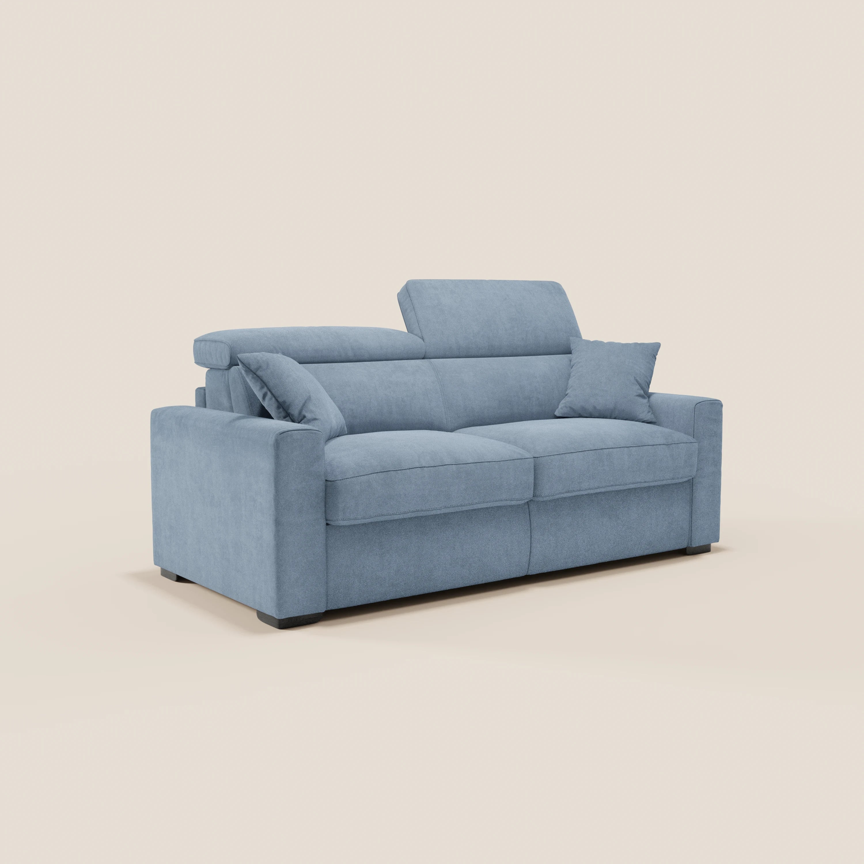 Il divano letto a 3 posti Maximus di Divani.Store è realizzato in tessuto Oeko-Tex azzurro, resistente alle macchie, ed è dotato di poggiatesta reclinabili, ampi braccioli, due cuscini di seduta, cuscini decorativi coordinati e gambe corte di colore scuro. Include un materasso alto 20 cm.
