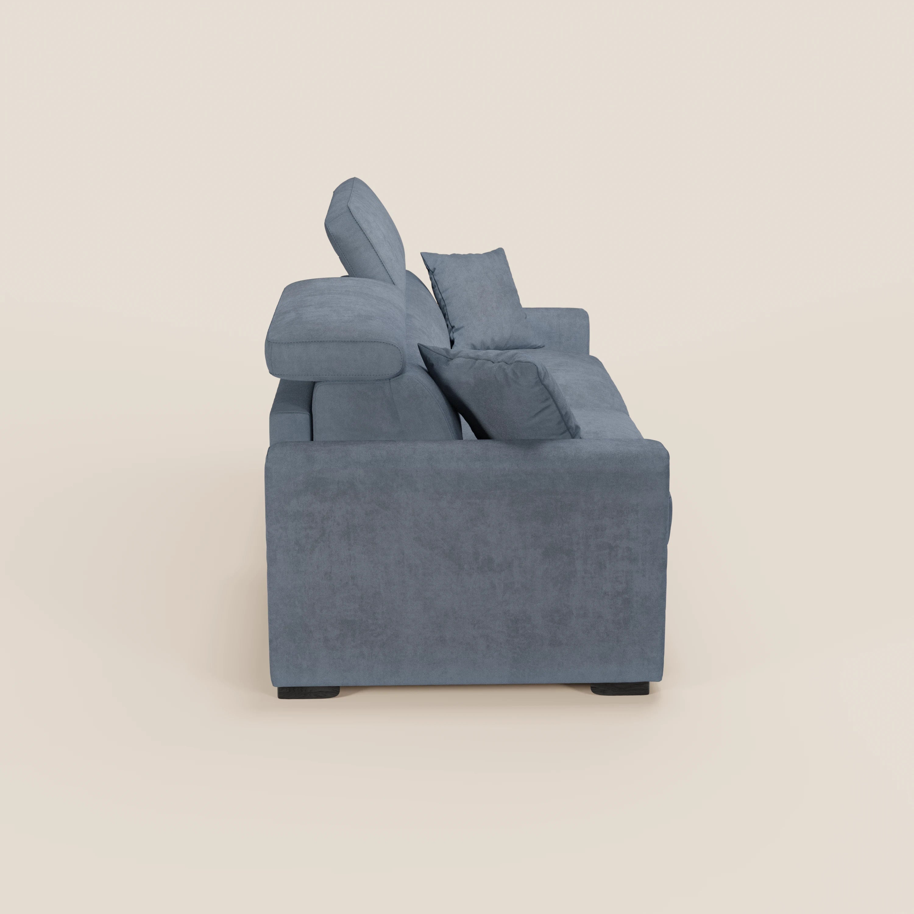 Un moderno divano letto Maximus a 3 posti di colore grigio con materasso ALTO 20 cm di Divani.Store è raffigurato di profilo su uno sfondo beige chiaro. Questo divano presenta uno schienale imbottito, due cuscini e braccioli bassi. Rivestito in tessuto smacchiabile certificato Oeko-Tex, poggia su piedini corti di colore scuro. Il design versatile include anche poggiatesta reclinabili per un comfort ancora maggiore.