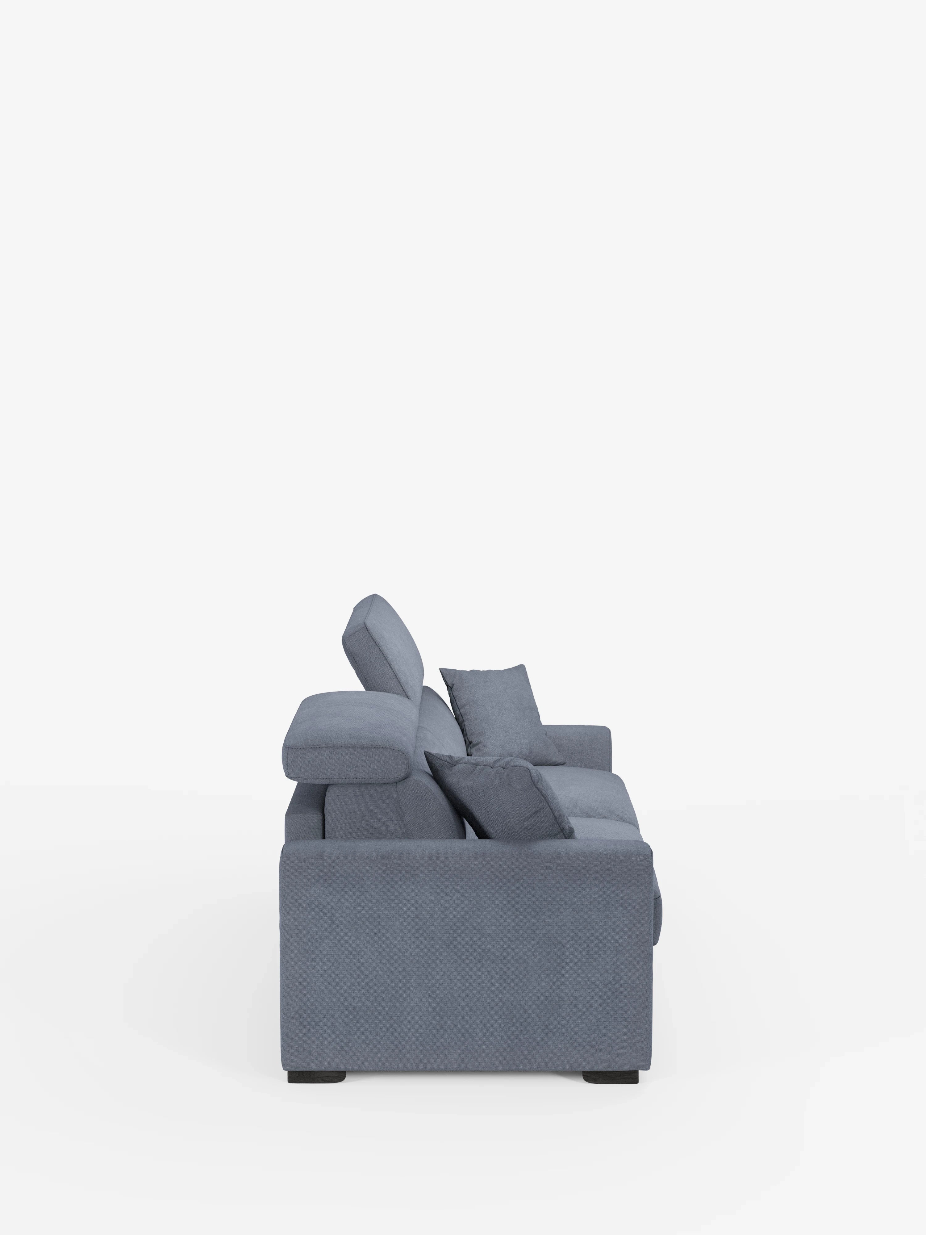 Una vista laterale del divano letto Maximus a 3 posti con materasso ALTO 20 cm di Divani.Store, presentato in un moderno tessuto blu con poggiatesta reclinabili e due cuscini dello schienale. I braccioli squadrati e il rivestimento liscio e smacchiabile certificato Oeko-Tex sono completati da gambe corte nere, che risaltano su uno sfondo bianco a tinta unita, rendendolo una scelta ideale per spazi abitativi versatili.