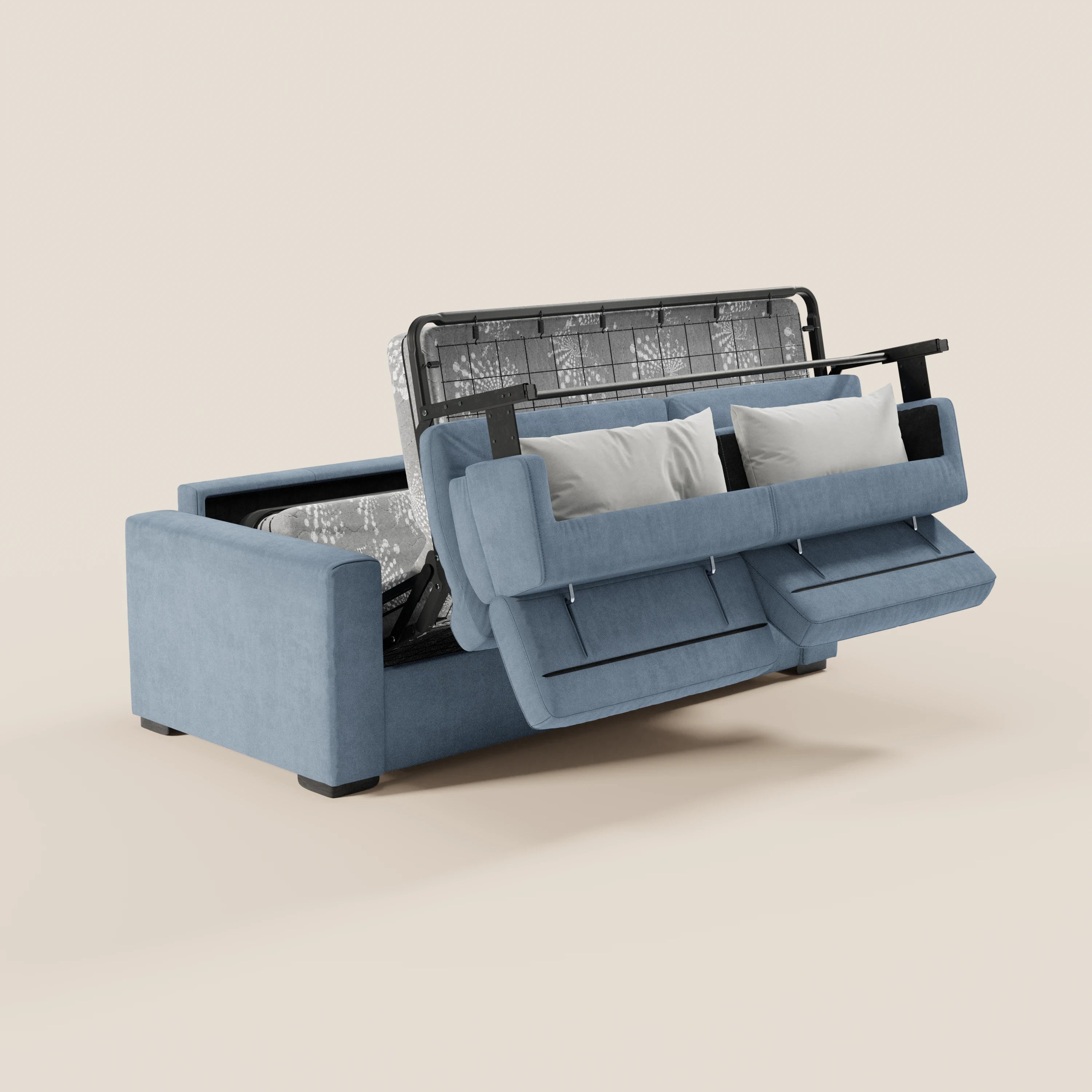 Il divano letto a 3 posti Maximus di Divani.Store, realizzato in tessuto azzurro Oeko-Tex antimacchia, presenta una seduta sollevabile che rivela un vano portaoggetti interno con due cuscini bianchi al suo interno e una struttura in metallo nero, il tutto su uno sfondo beige a tinta unita.