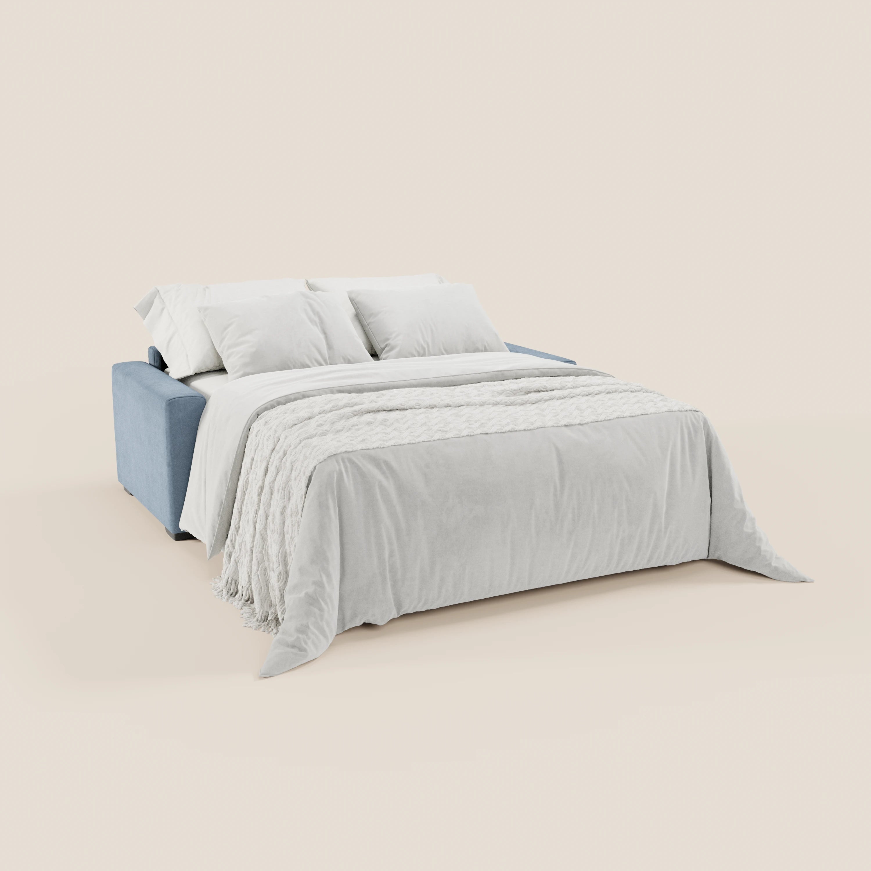 Il divano letto a 3 posti Maximus di Divani.Store è rivestito in tessuto azzurro, certificato Oeko-Tex e resistente alle macchie, con poggiatesta reclinabili, cuscini bianchi, un copriletto grigio chiaro e una coperta con trama in rilievo su fondo bianco sporco. Altezza del materasso: 20 cm.