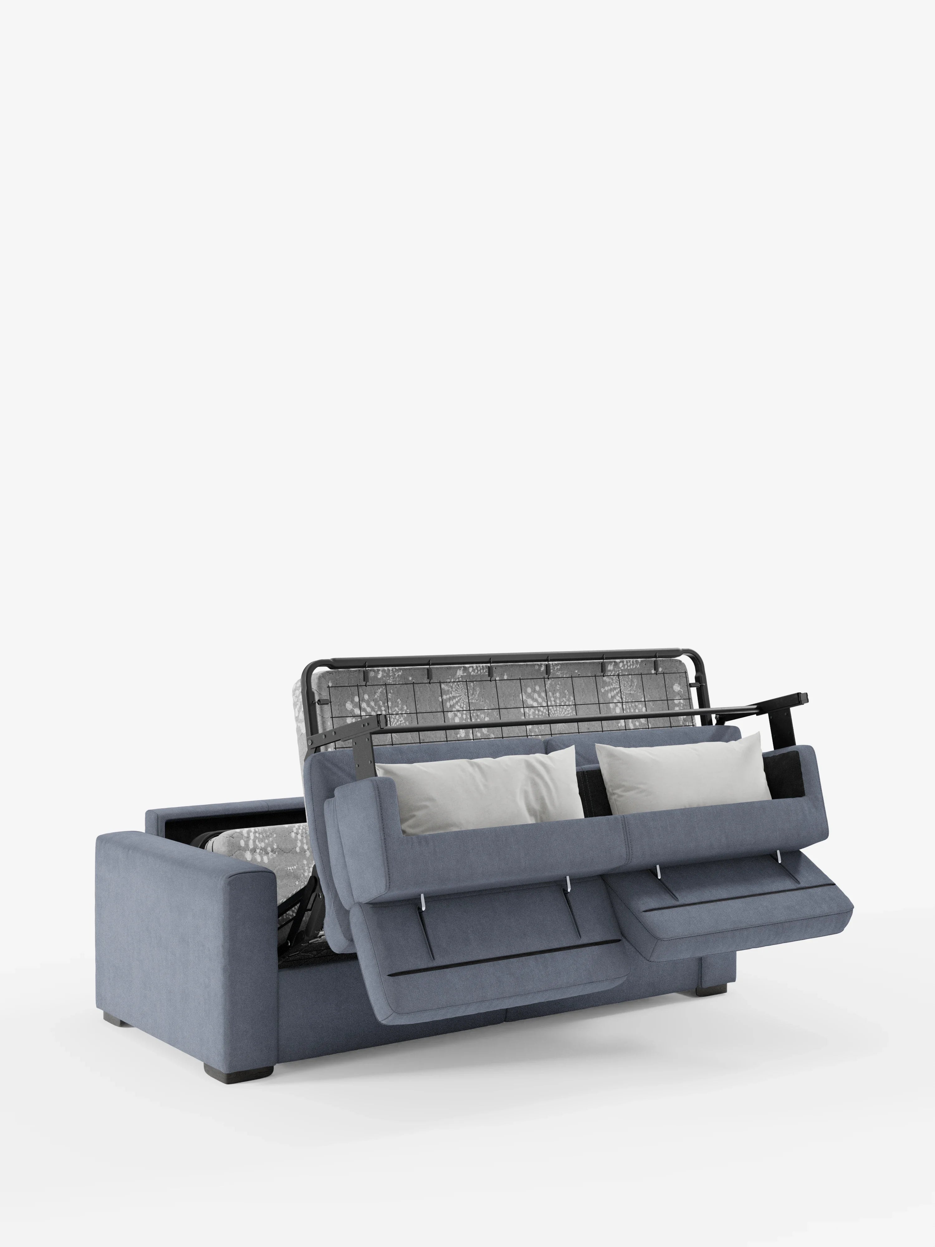 Un divano letto blu Maximus a 3 posti con materasso ALTO 20 cm di Divani.Store, dotato di poggiatesta reclinabili e tessuto antimacchia certificato Oeko-Tex, è raffigurato con seduta e schienale sollevati per rivelare la struttura letto estraibile nascosta all’interno. Due cuscini rettangolari bianchi sono posizionati sul divano, su uno sfondo bianco a tinta unita.